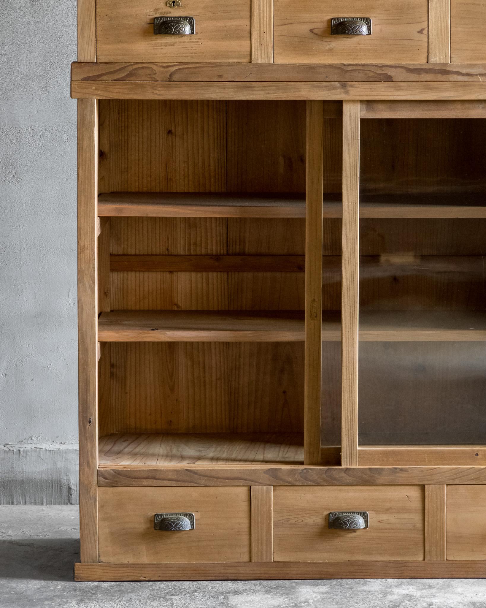 Antiker japanischer Schrank mit Glastüren, Taisho-Ära '1912-1926', Wabi Sabi im Angebot 1