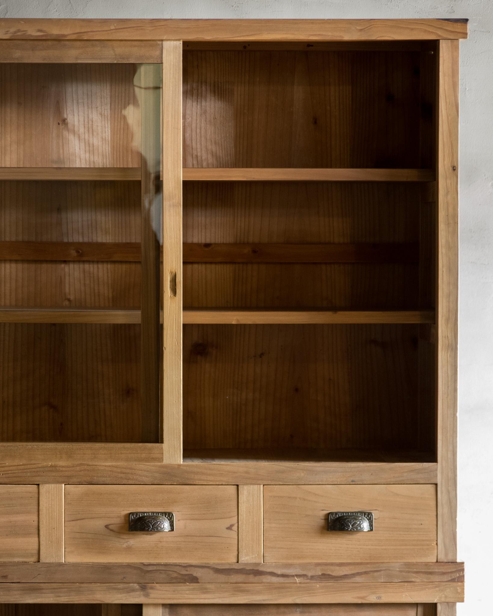 Antiker japanischer Schrank mit Glastüren, Taisho-Ära '1912-1926', Wabi Sabi im Angebot 2