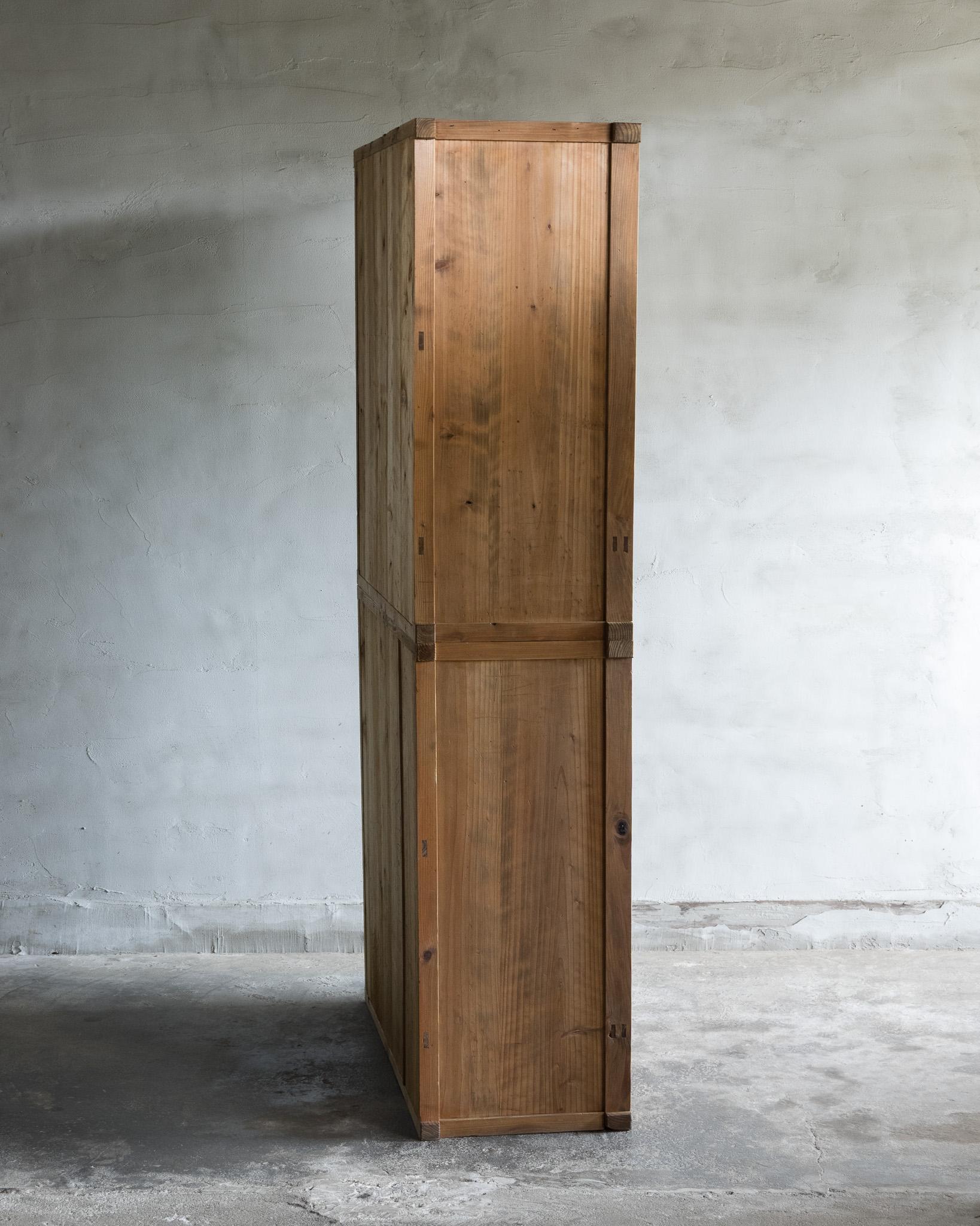 Antiker japanischer Schrank mit Glastüren, Taisho-Ära '1912-1926', Wabi Sabi im Angebot 3