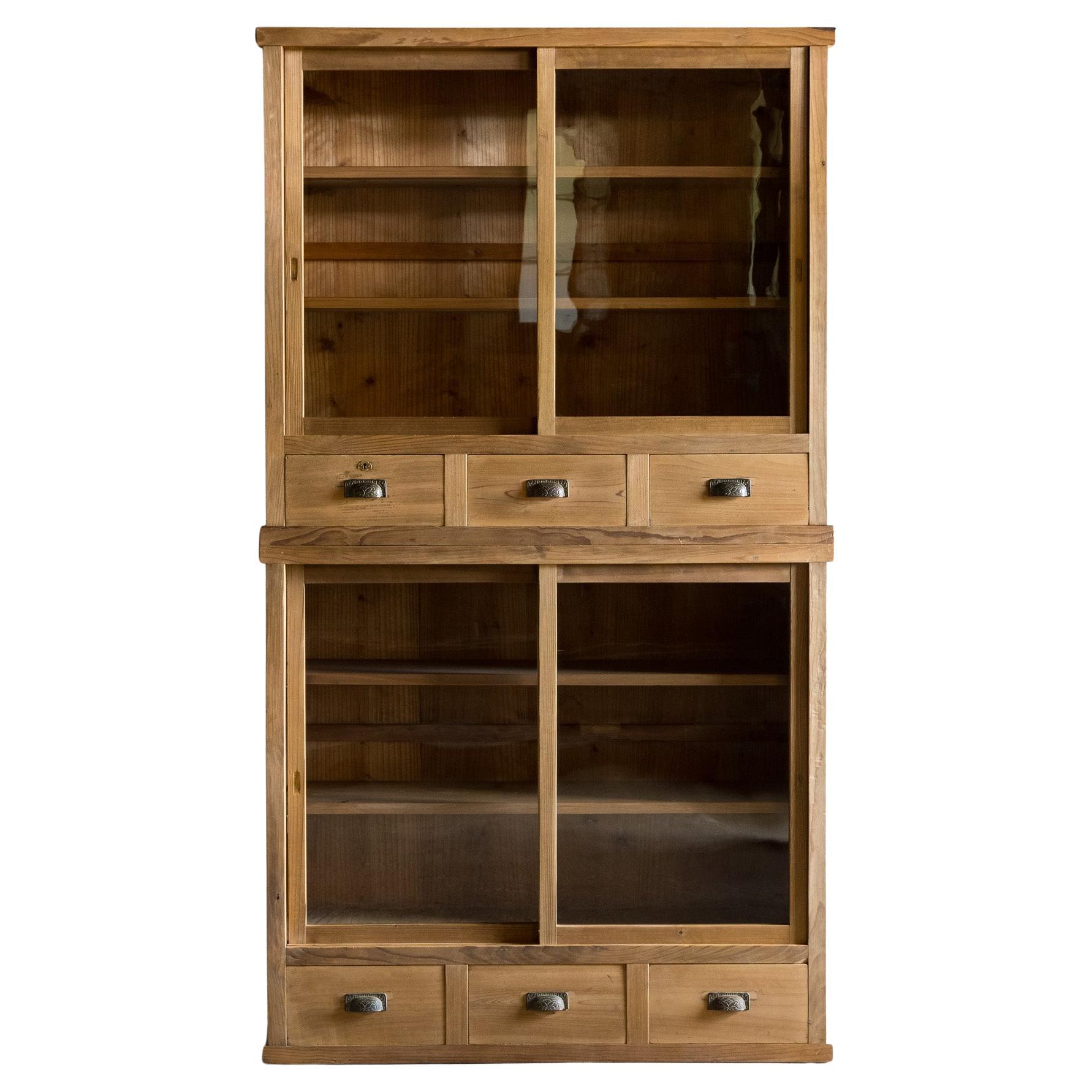 Antiker japanischer Schrank mit Glastüren, Taisho-Ära '1912-1926', Wabi Sabi im Angebot