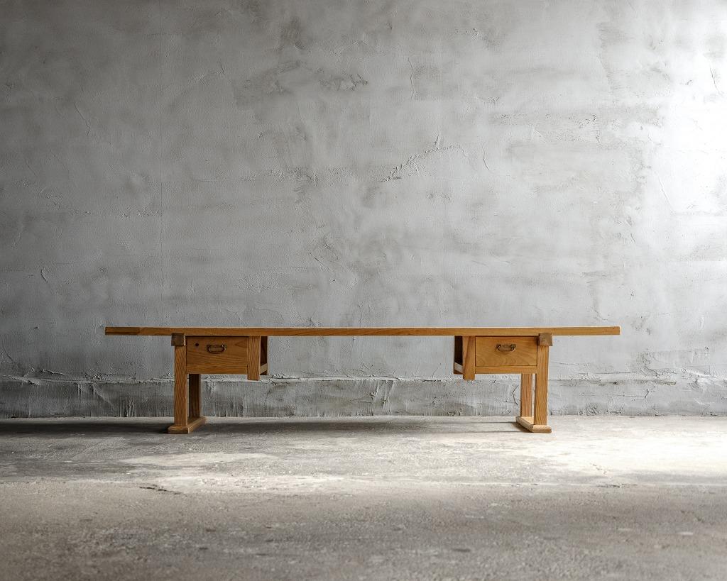 Dies ist eine japanische antike Schneidebrett niedrigen Tisch.
Sie wurde in der Taisho-Ära (1912-1926) hergestellt.

Dieser niedrige Tisch wurde ursprünglich als Arbeitstisch für den Stoffzuschnitt verwendet. Die warme, natürliche Schönheit des