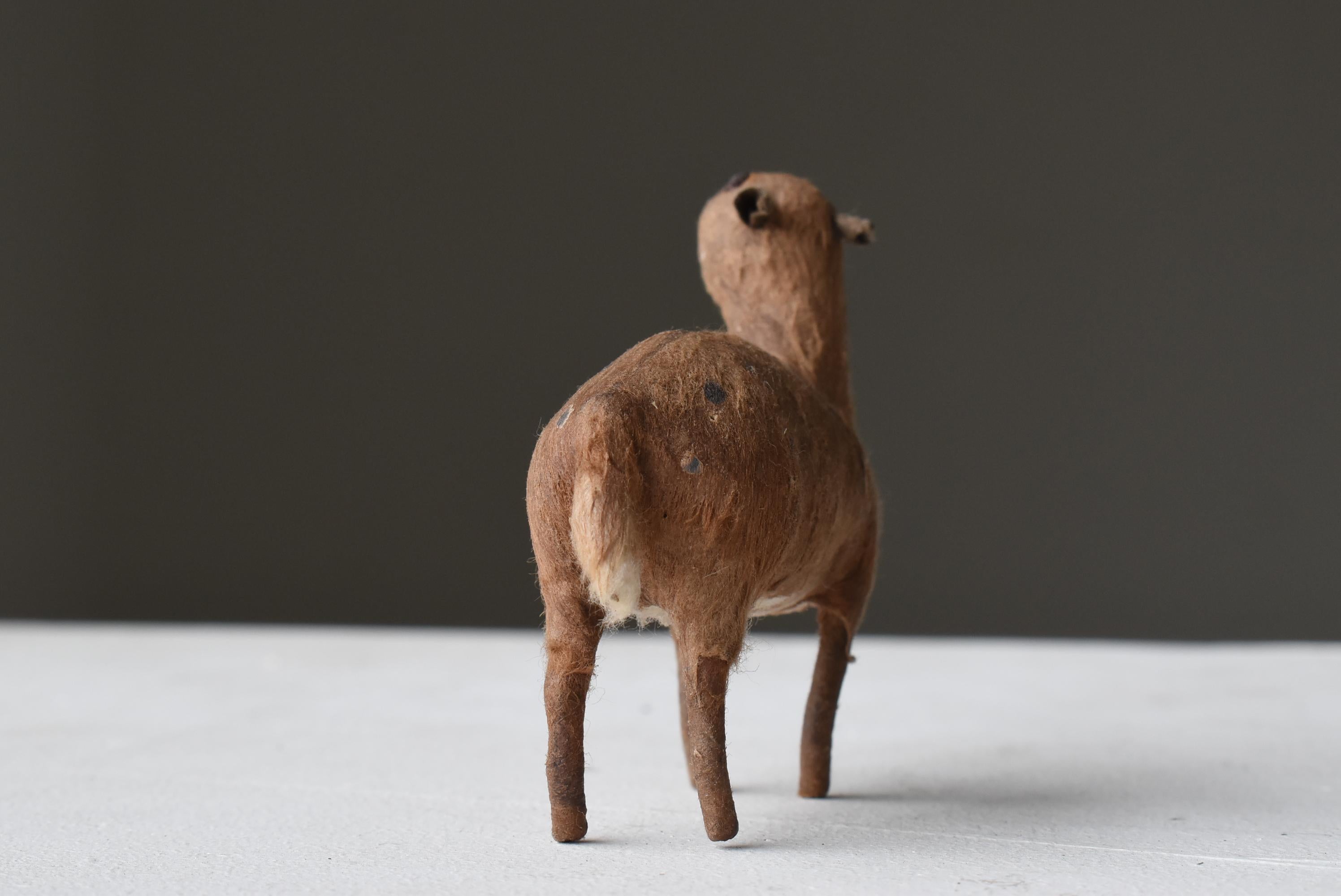 Antikes japanisches Hirsch Kind 1900er-1920er Jahre / Tierfiguren Objekt Wabi Sabi (Japanlack) im Angebot