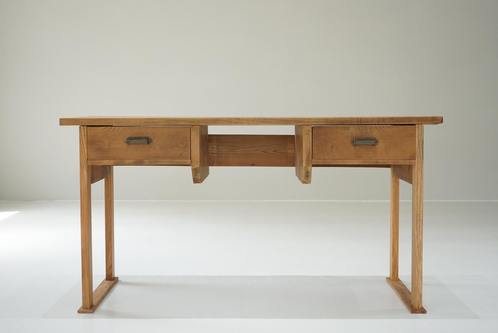 This is an old Japanese desk.
It was made in 1937.
The thick top plate gives it a solid feel.
The aging of the top plate is cool.
The thick top plate gives it a solid feel, but the legs are slim so you can incorporate it without overwhelming the