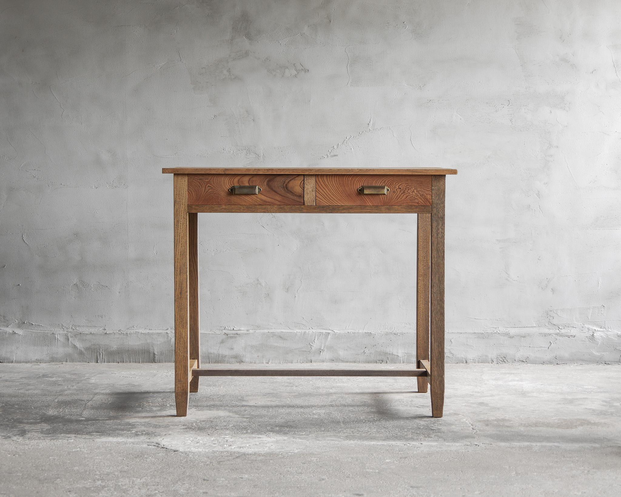 This is a Japanese antique flat desk.
It was made in the Showa period.

Introducing this desk, lavishly made from solid wood. Its simple yet elegant design is truly captivating. The drawer's front panel is constructed from the luxurious
