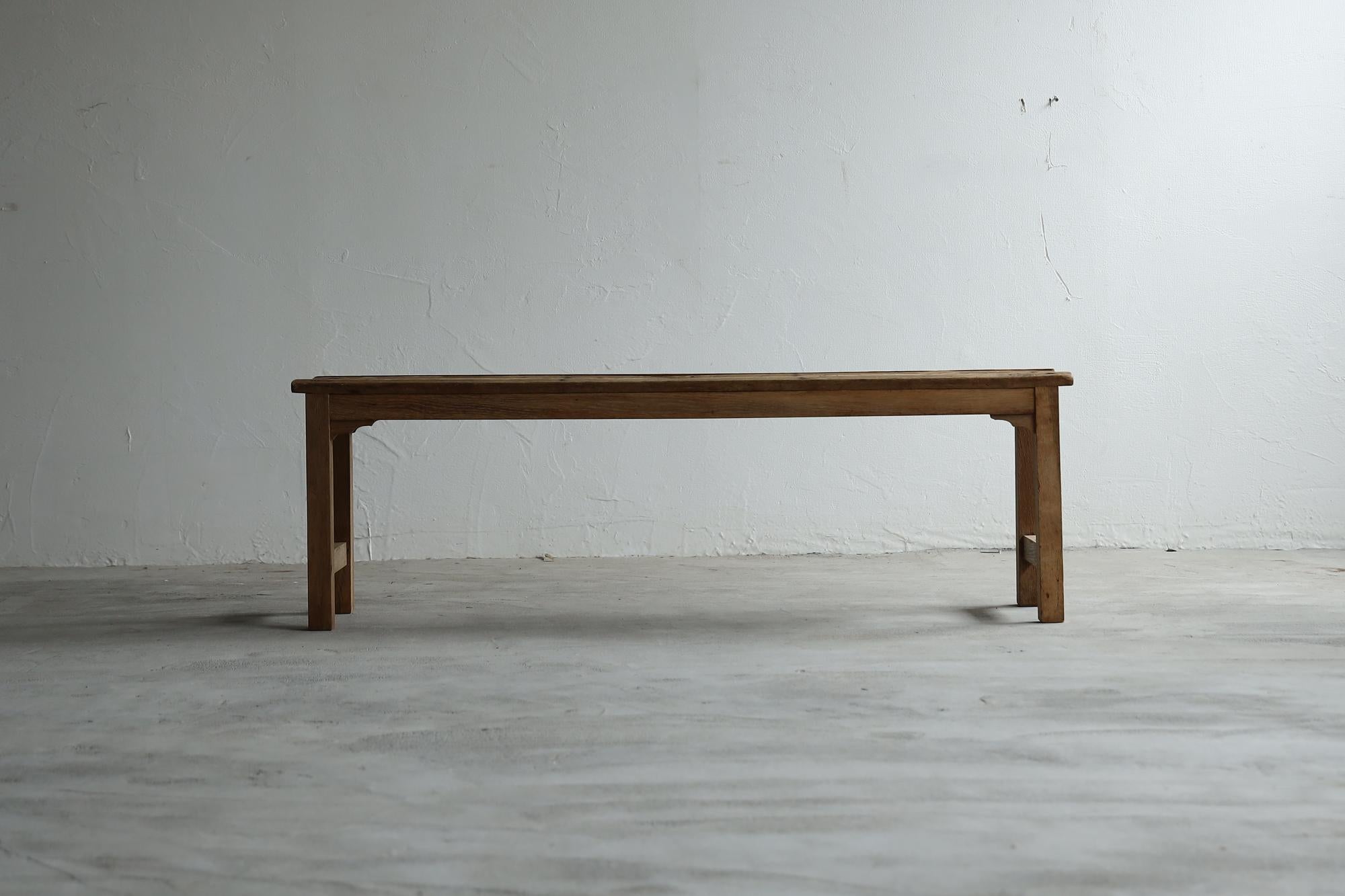 Japanischer Stuhl.
Sie stammt aus der Taisho-Periode.
Damals wurde es in Schulen verwendet.

Die MATERIALIEN sind Kastanien- und Eichenholz von sehr guter Qualität.
Sie sind rustikal und geschmackvoll und erinnern an die Welt des 
