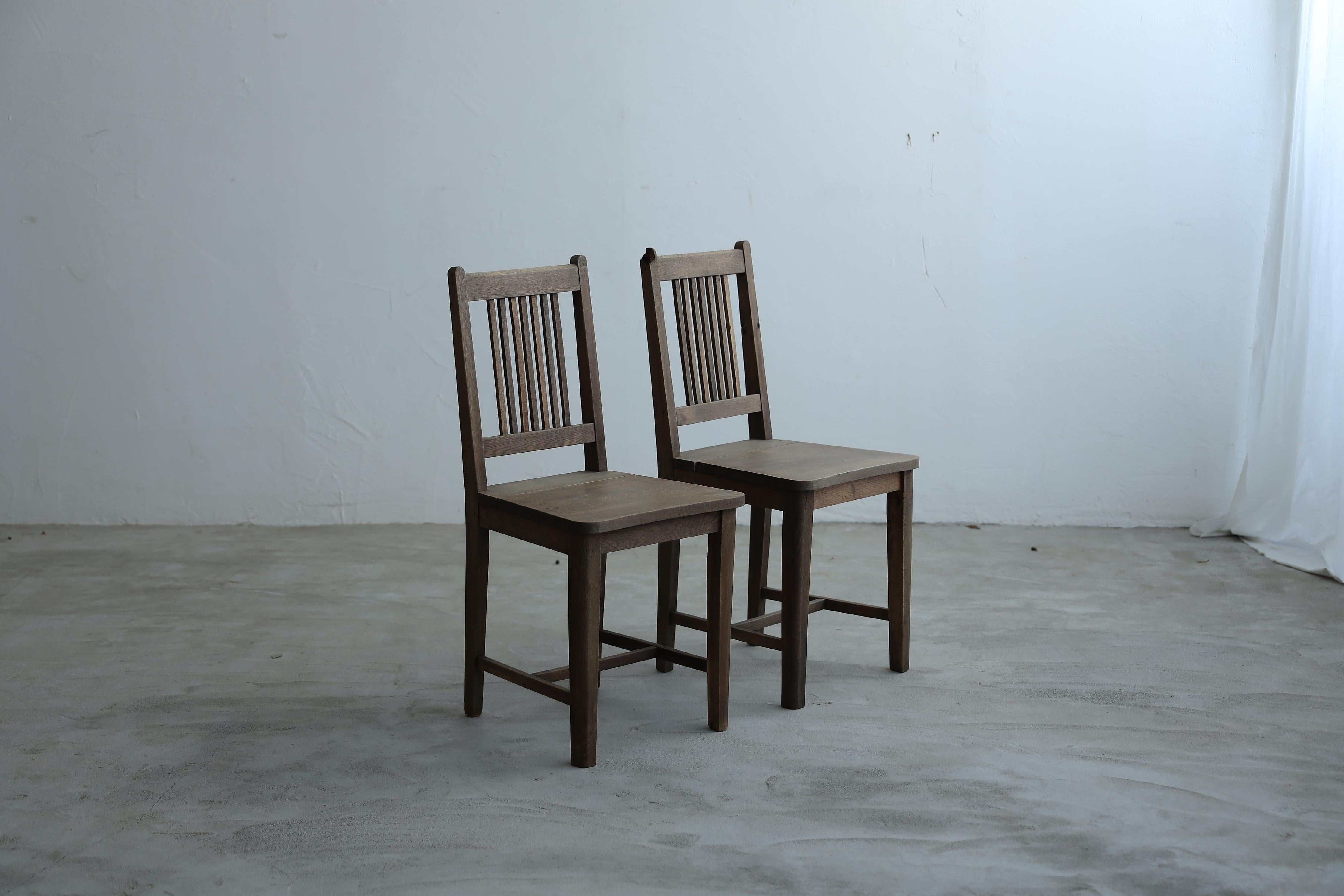 Un set di due sedie da pranzo in legno di Oak Wood di alta qualità.

Il colore profondo e la bella venatura fluida che si sono sviluppati nel corso degli anni sono diventati sempre più ricchi con il tempo.
La texture delle sedie crea un calore che