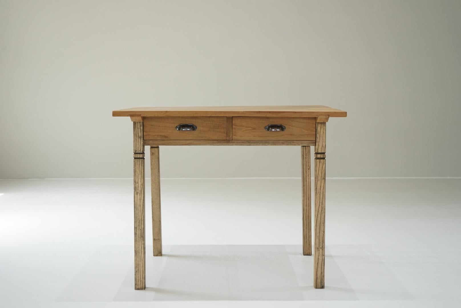 This is an old desk from Japan.
The main body is made of chestnut or ash wood.
Since it is deep, I think it can also be used as a dining table.
There are two drawers, so if you put cutlery etc. in it, you can quickly put it in and take it out, which