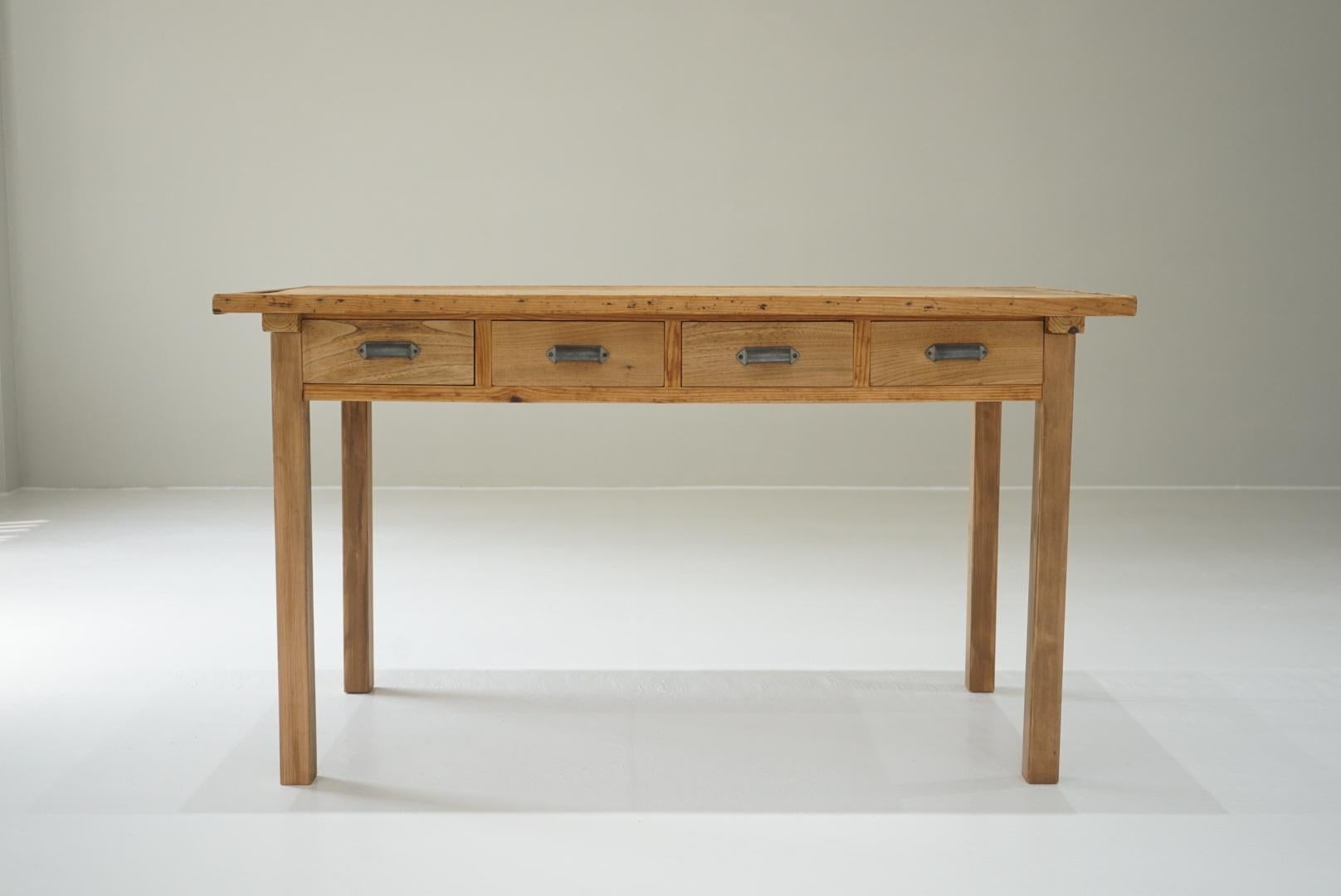 This is a Japanese dining table.
This is made of cedar wood.
It's made of cedar wood, so it's light considering its size.
It's the perfect size for a dining table for four people.
There are 8 drawers in total.
There are drawers on both sides and