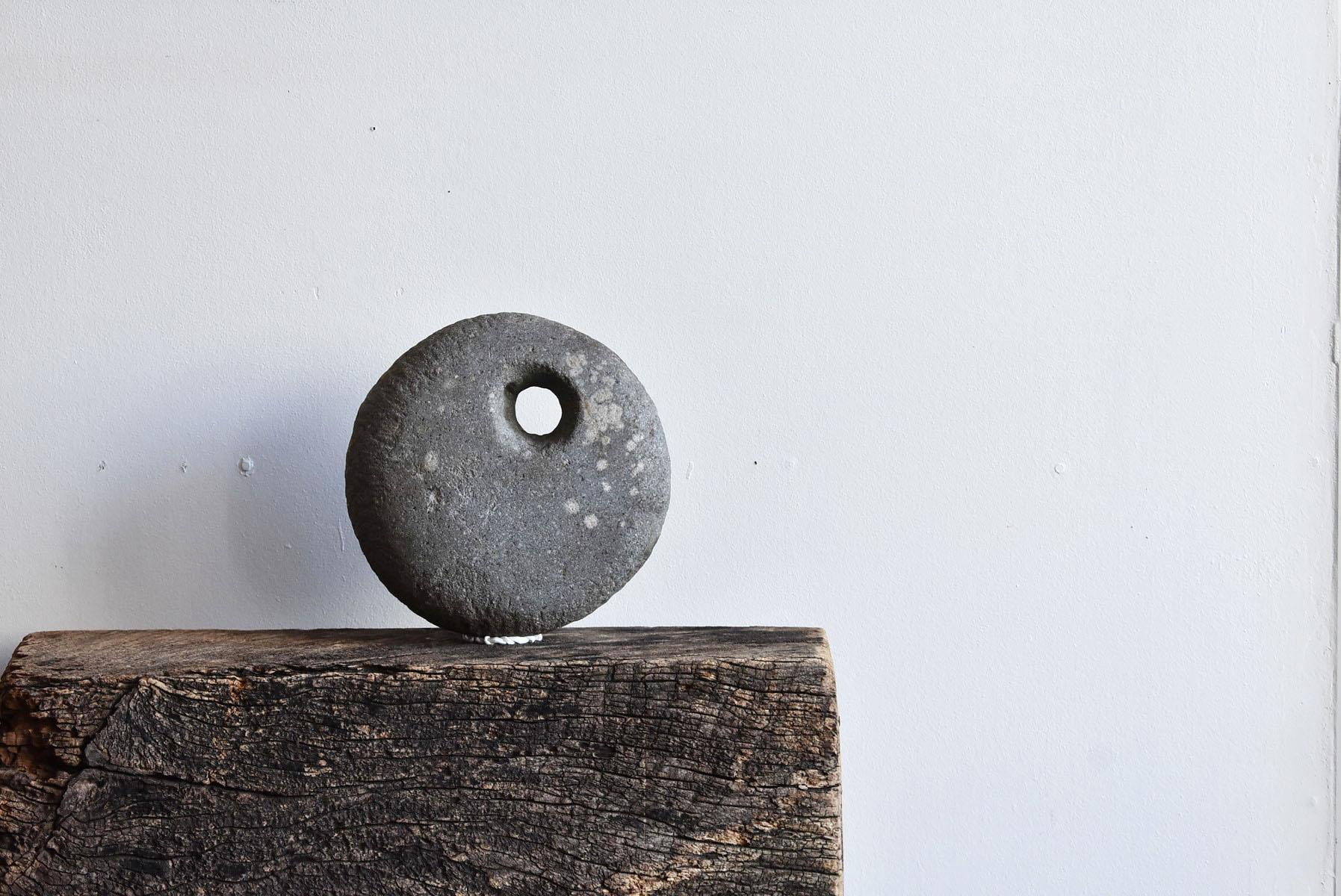 It is a very simple and beautifully shaped stone.
It's an old Japanese stone, I think it's the weight I used when fishing.

I've seen a lot of old Japanese tools, but I think they are quite rare.

How about an object?

?Note?
White ring is