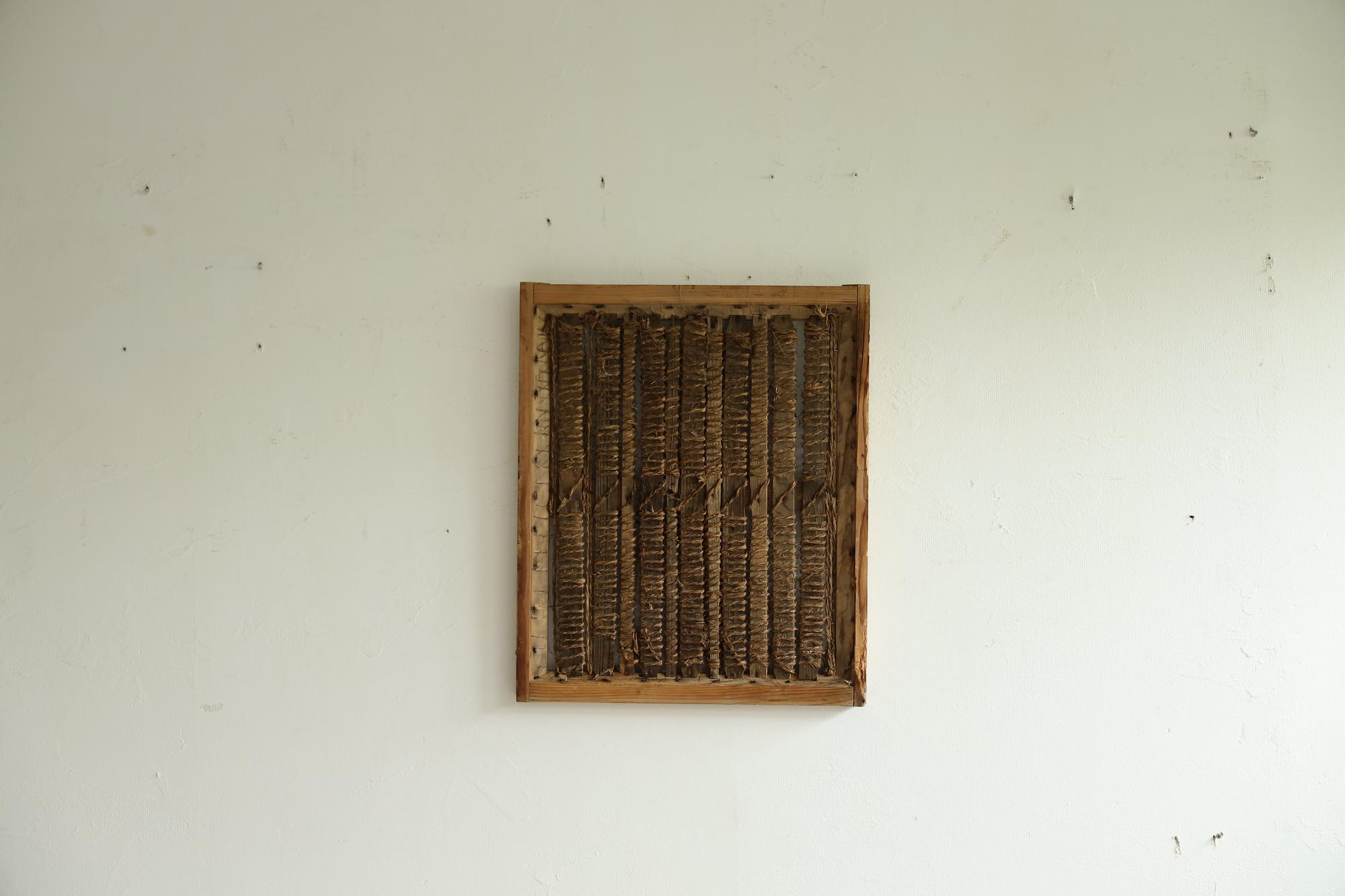 Una porta scorrevole giapponese molto antica.
Il design semplice trasmette il fascino del materiale.
Puoi percepire il mondo del wabi e del sabi.

Consigliato come quadro da parete.

È stato realizzato nel periodo Meiji (1860-1900).
Questa porta è
