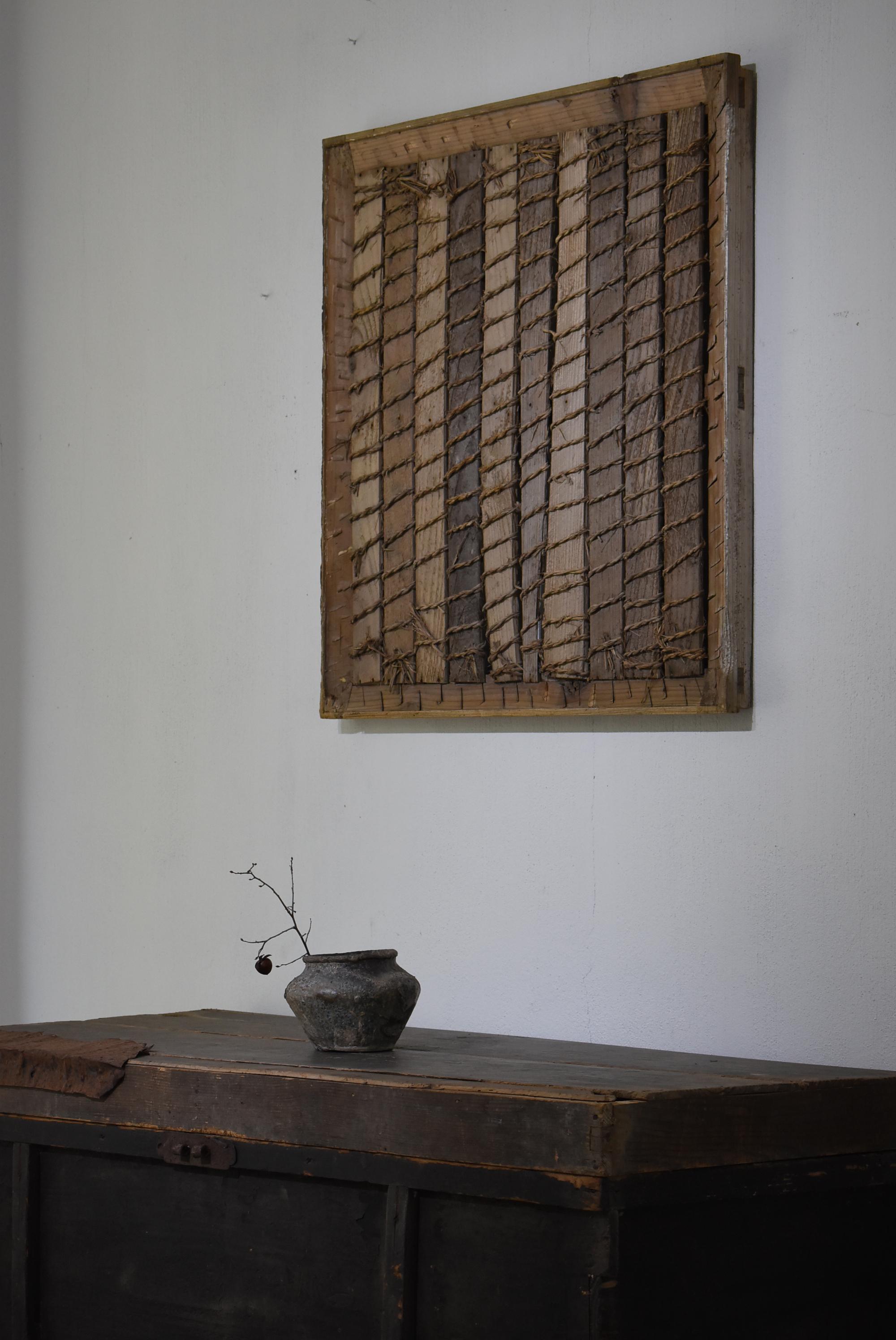 This is a very old Japanese sliding warehouse door.
It was made during the Meiji period (1860s-1900s).
It is constructed mainly of cedar wood, with straw wrapped around a cedar board in the center.

At that time, it was covered with plaster.
Over