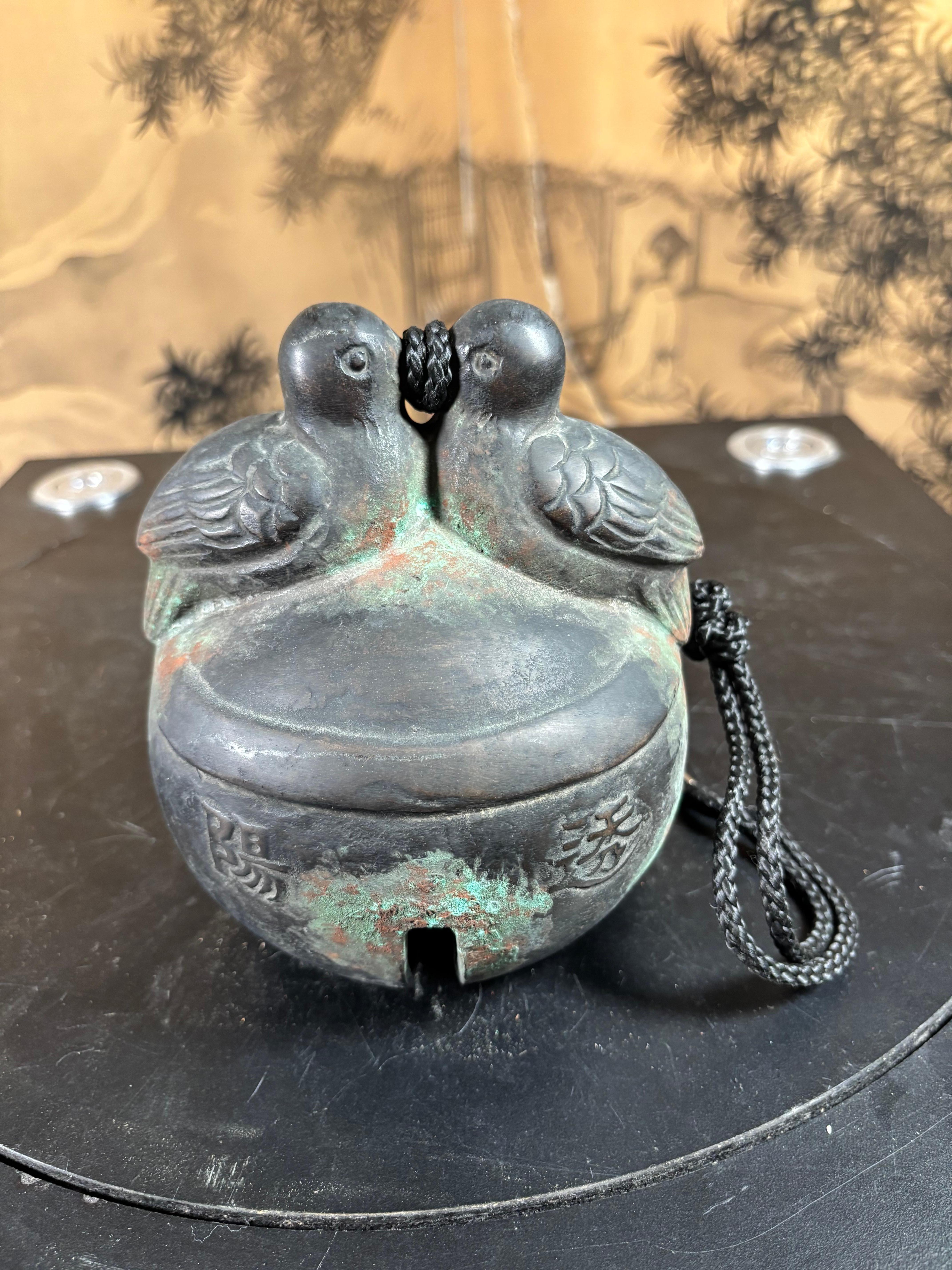 Une pièce unique issue de nos récents voyages d'acquisition au Japon.

Nous avons d'abord vu.

Il s'agit d'une bonne occasion de collectionner et d'acquérir une rare cloche Shinto Suzu japonaise en bronze coulé à la main. 
avec un motif 