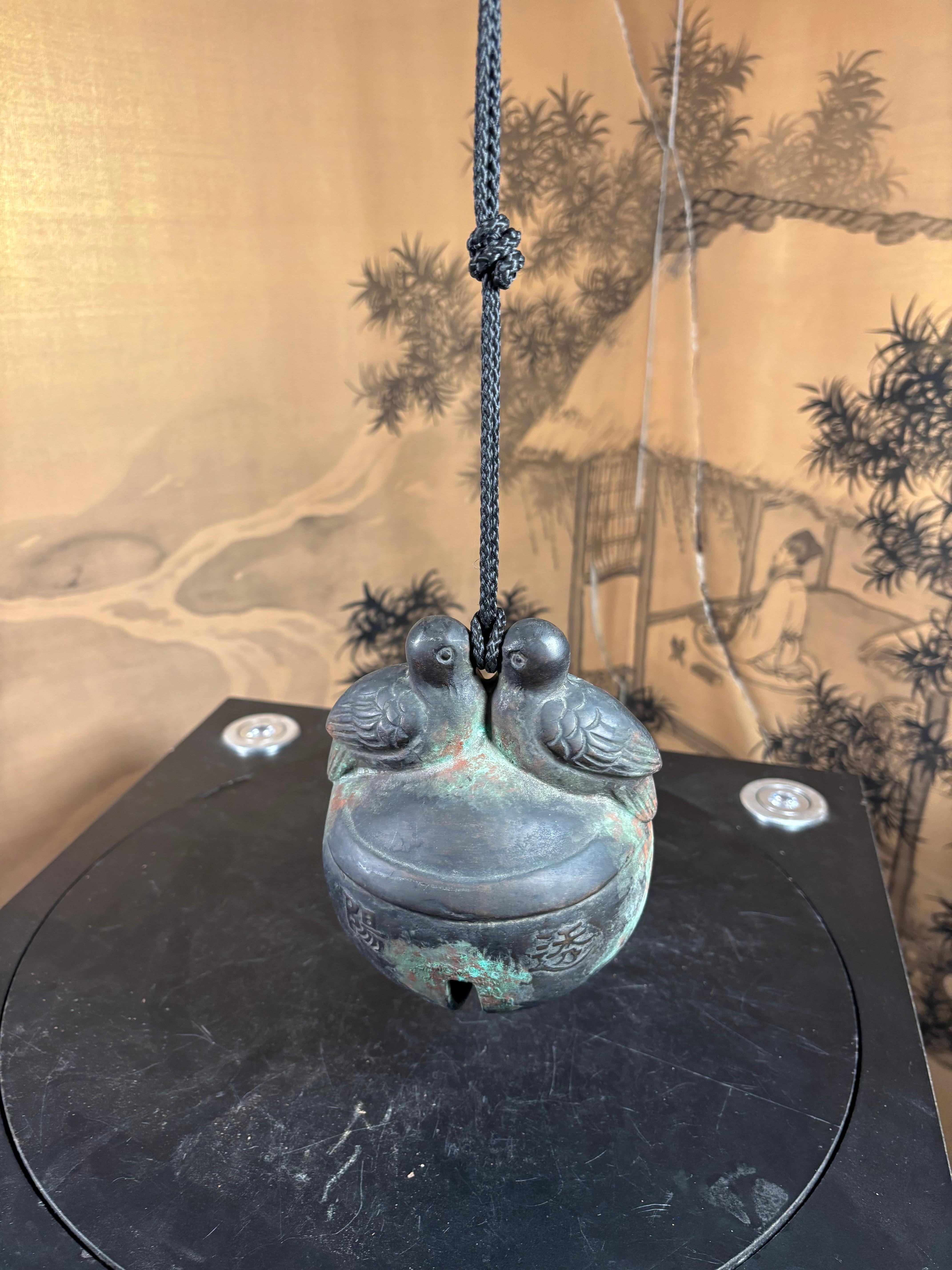 Sculpté à la main Cloche de temple shintoïste japonaise ancienne en bronze coulé à la main 