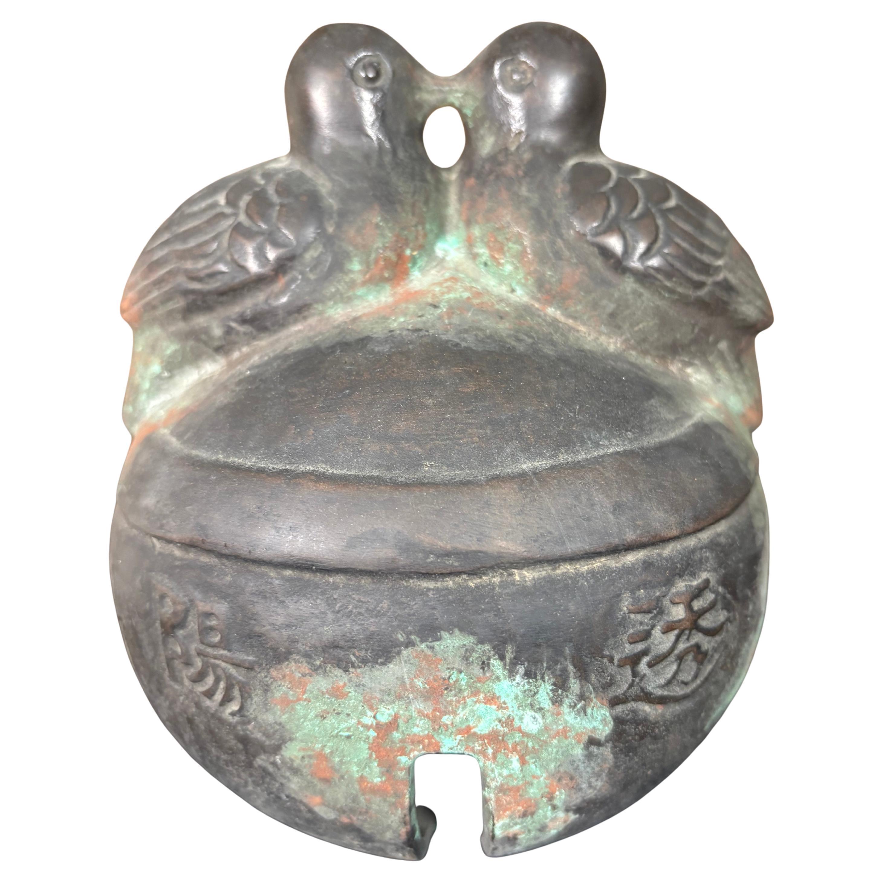 Cloche de temple shintoïste japonaise ancienne en bronze coulé à la main "Double Bird" (double oiseau) en vente