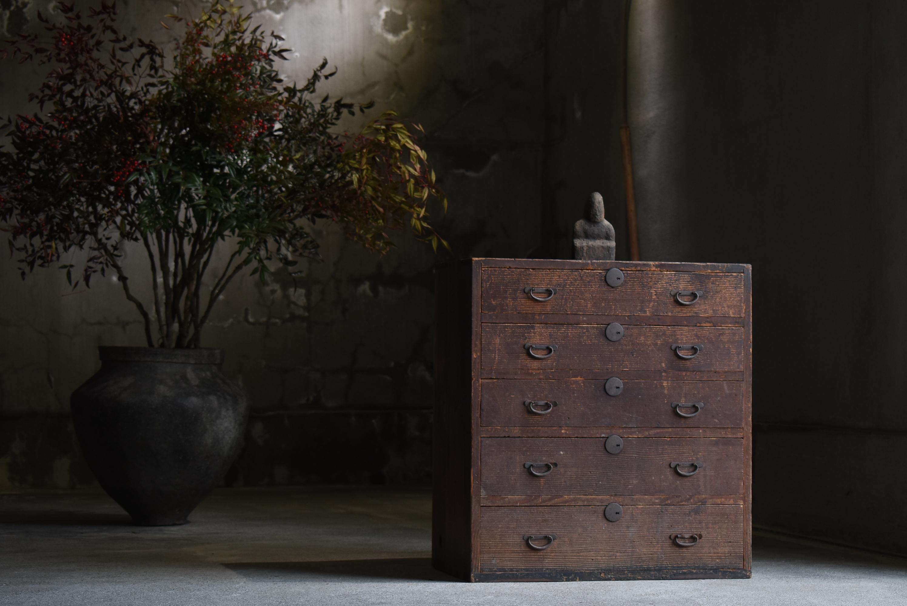 This is a very old Japanese drawer.
It is from the Meiji period (1860s-1900s).
It is made of cedar wood.
The handles are made of iron.

These drawers are rustic, simple, and beautiful.
There is no waste in the design.
It is the ultimate in