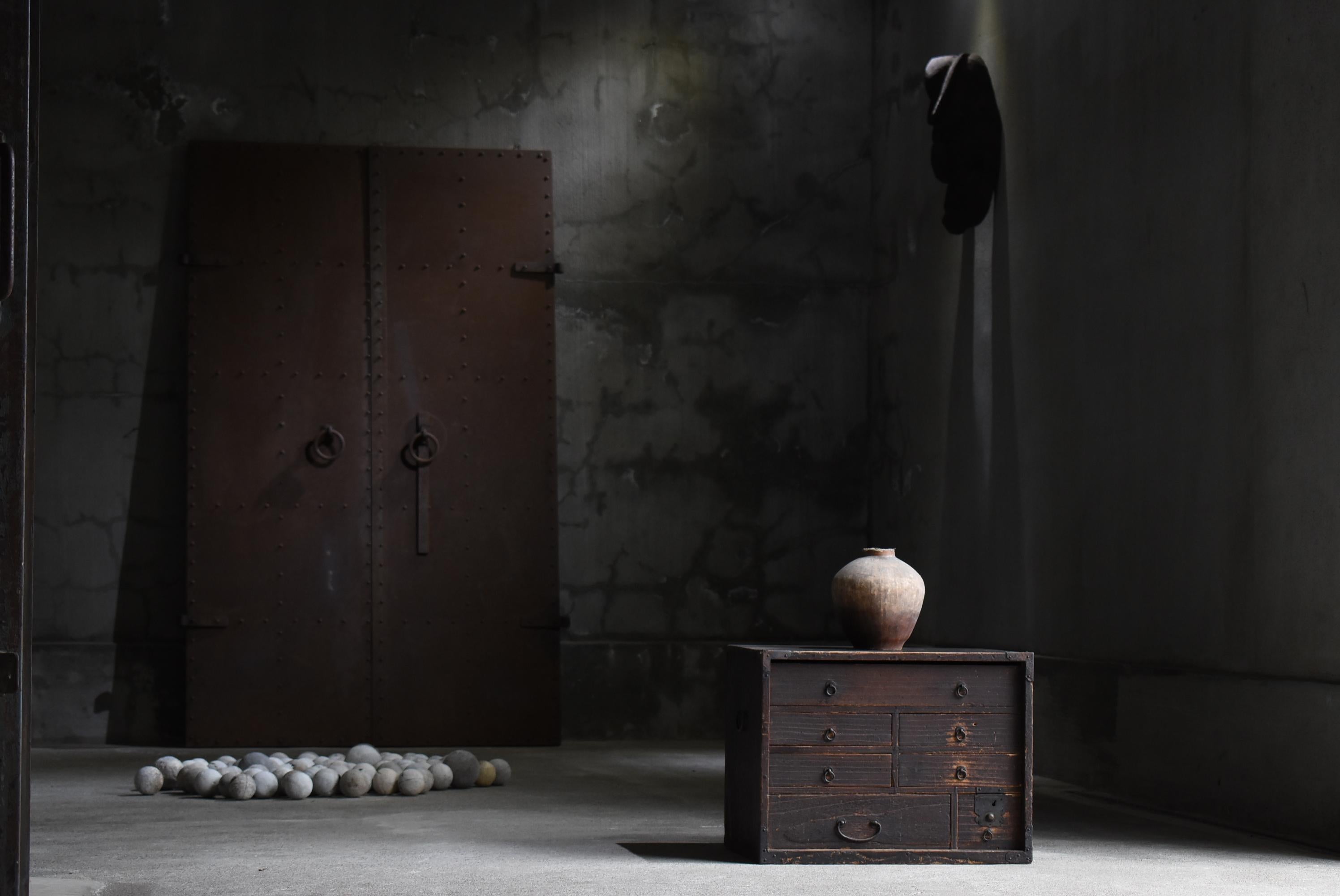 This is a very old Japanese drawer.
It is from the Meiji period (1860s-1900s).
It is made of paulownia wood, which is very expensive today.
The handles are made of iron.

These are beautiful drawers.
The design is simple and lean.
It is the