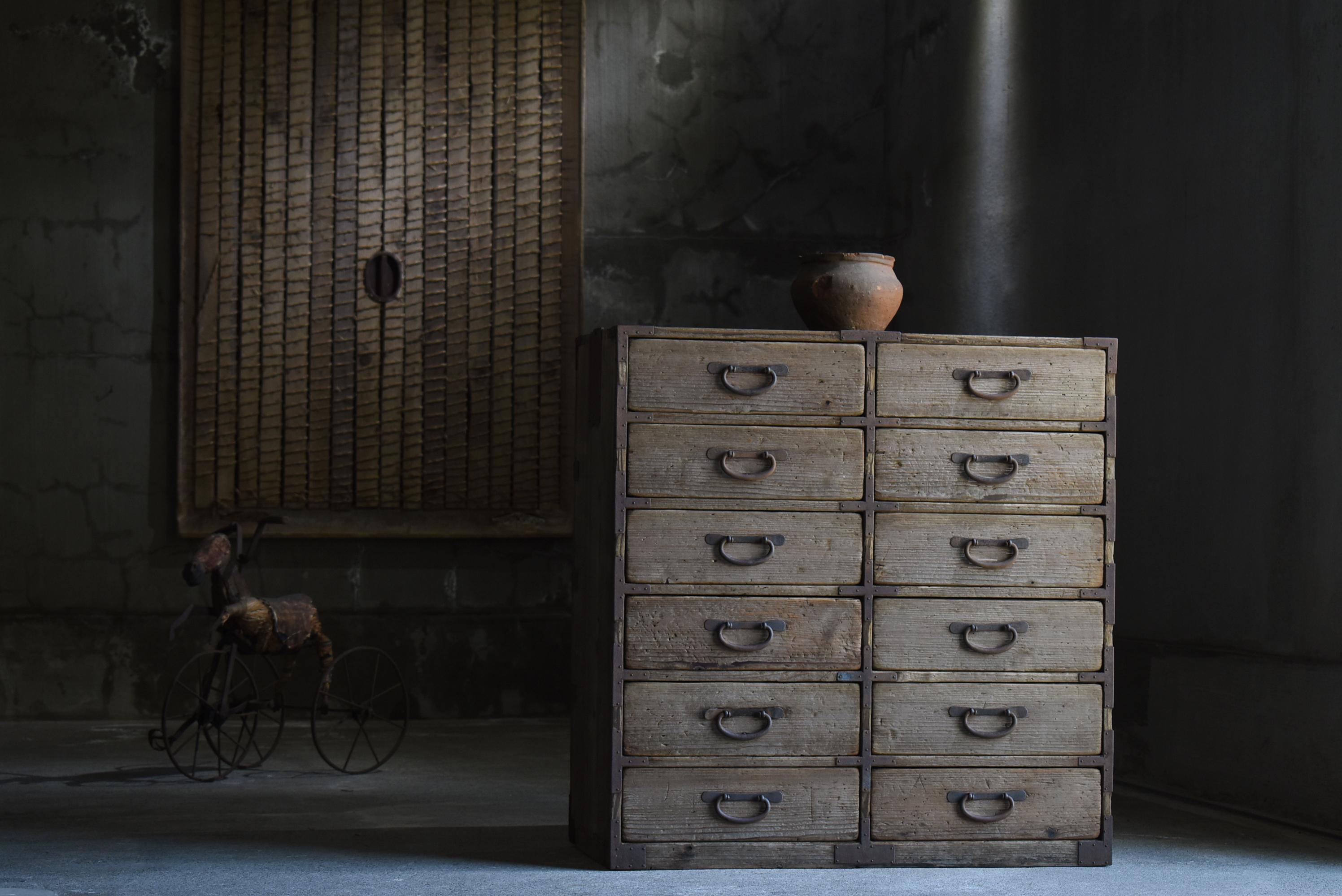 Très ancien tiroir de rangement fabriqué au Japon.
Le mobilier date de la période Meiji (1860-1900).
Le matériau est du cèdre. Les poignées sont en fer.

Le design est simple et épuré.
C'est le summum de la simplicité.
L'âge lui confère une saveur