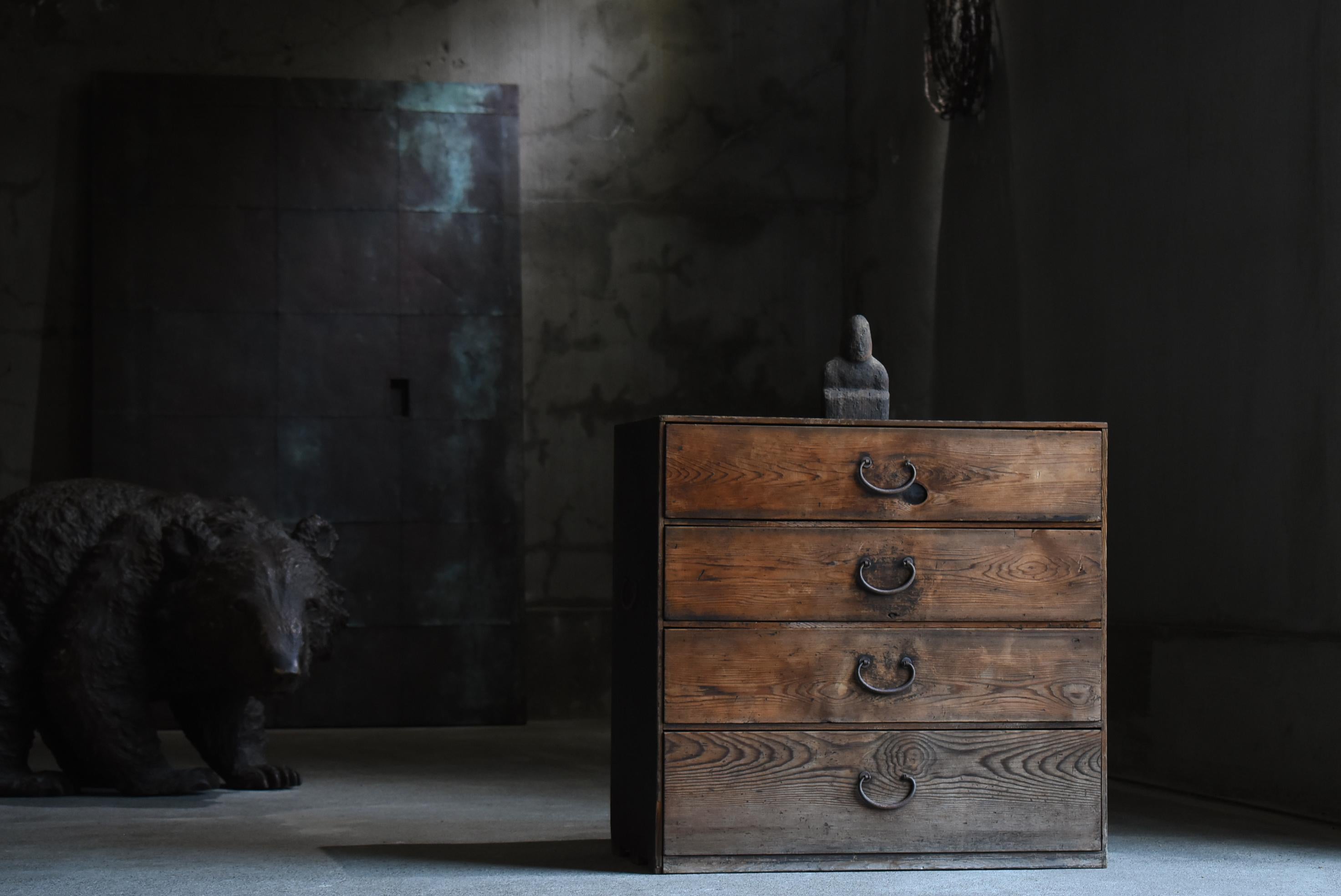 Très vieux tiroir de rangement japonais.
Le mobilier date de la période Meiji (1860-1900).
Le matériau utilisé est le cèdre.
Les poignées sont en fer.

Le design est simple et épuré.
Il s'agit d'un très beau meuble d'une rusticité toute