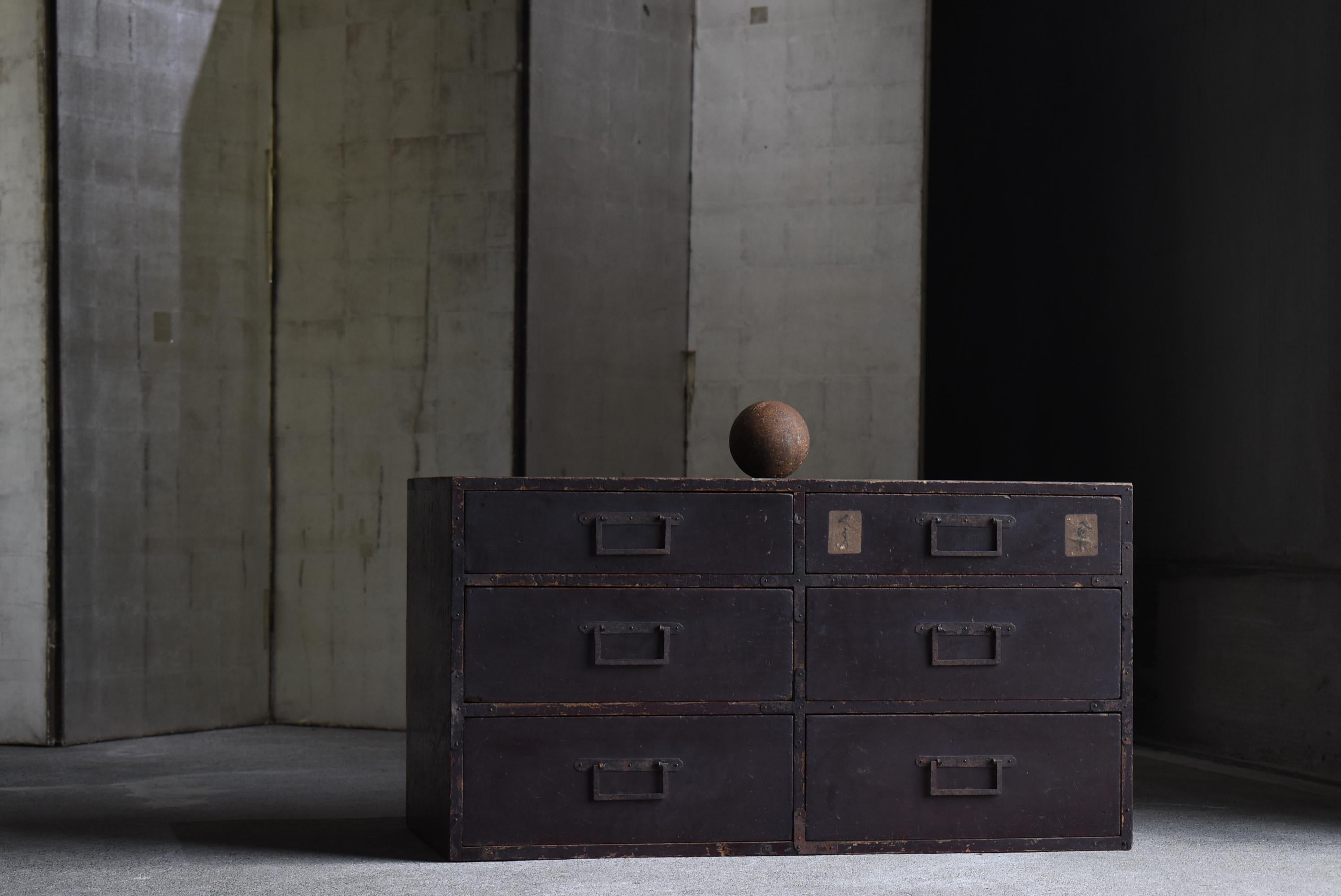 Cajonera japonesa muy antigua.
Los muebles son del periodo Meiji (1860-1900).
El material es madera de cedro.
Las asas son de hierro.

En definitiva, el diseño es sencillo y esbelto.
Se caracteriza por una rusticidad singularmente japonesa.

El