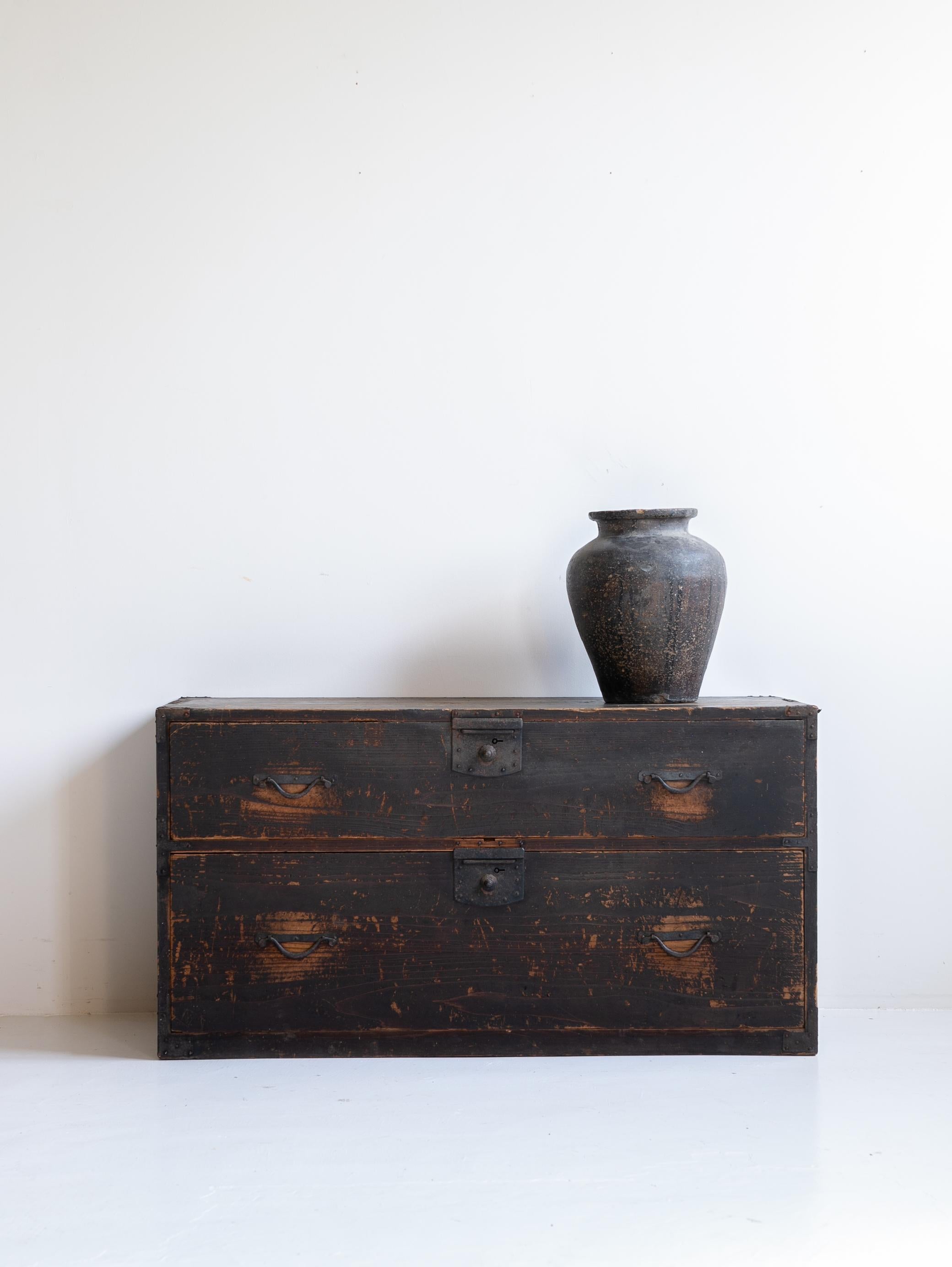 Cajonera japonesa muy antigua.
Los muebles son del periodo Meiji (1860-1900).
Está hecho de madera de cedro.
Las asas son de hierro.

En definitiva, el diseño es sencillo y esbelto.
Se caracteriza por una rusticidad propia de Japón.

Se ha mantenido