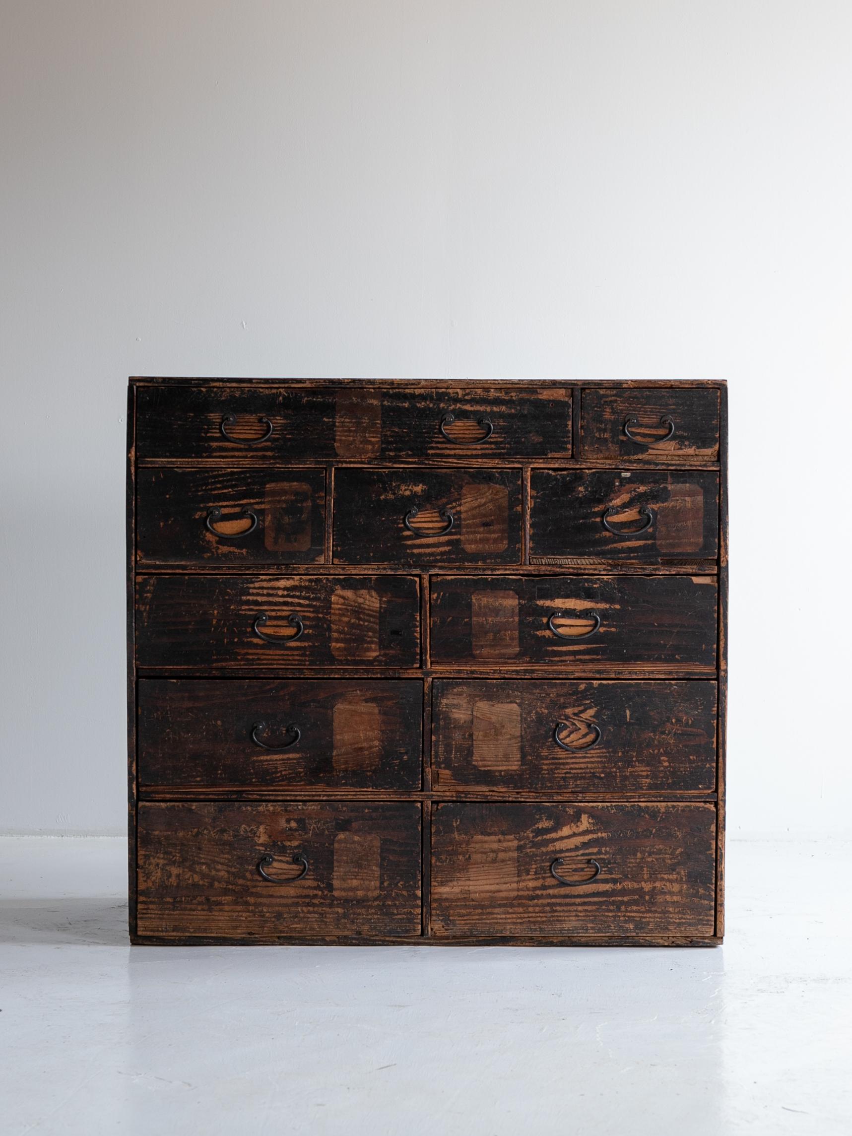 Cajonera japonesa muy antigua.
Los muebles son del periodo Meiji (1860-1900).
Está hecho de madera de cedro.
Las asas son de hierro.

En definitiva, el diseño es sencillo y esbelto.
Se caracteriza por una rusticidad propia de Japón.

Se ha mantenido