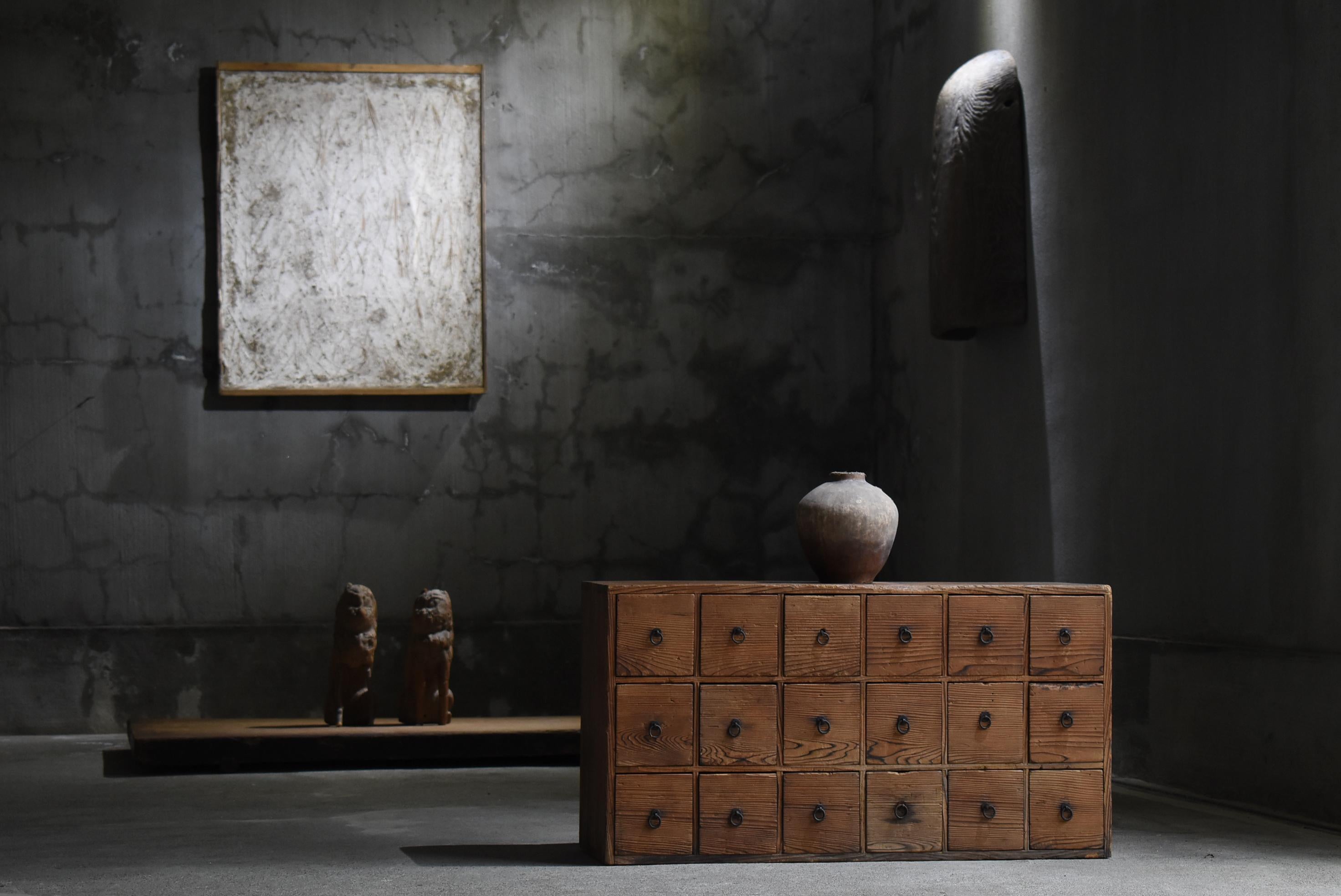 This is a very old Japanese drawer.
This furniture is from the Meiji period (1860s-1900s).
It is made of cedar wood.

The grain of the cedar wood is very beautiful on this drawer.
The design is simple and lean.
It is the ultimate in