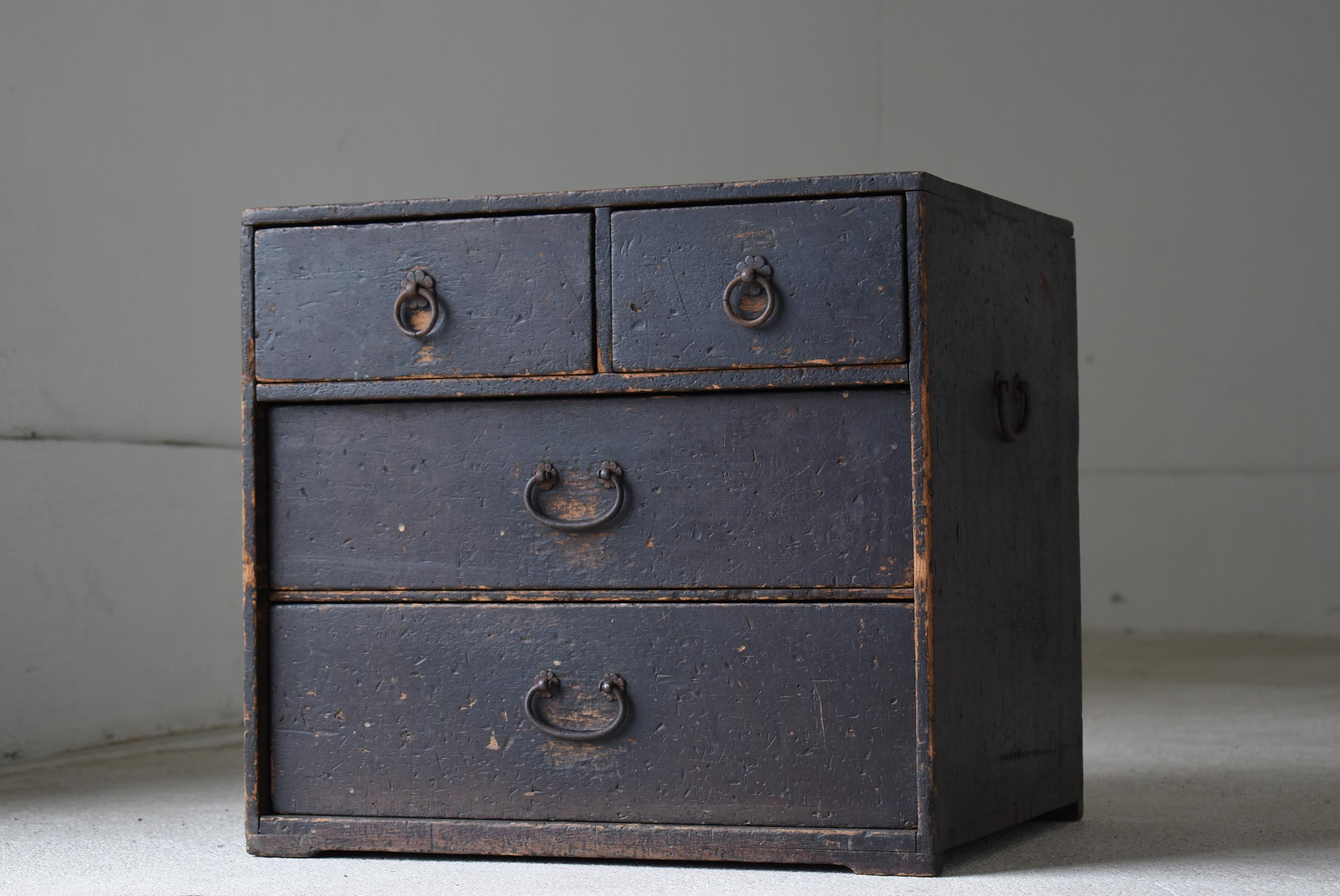 This is a very old Japanese drawer.
It is from the Meiji period (1860s-1900s).
It is made of cedar wood.

It is a rugged and beautiful drawer.
The design is simple and lean.
It is the ultimate in simplicity.
The black color is good and gives it a