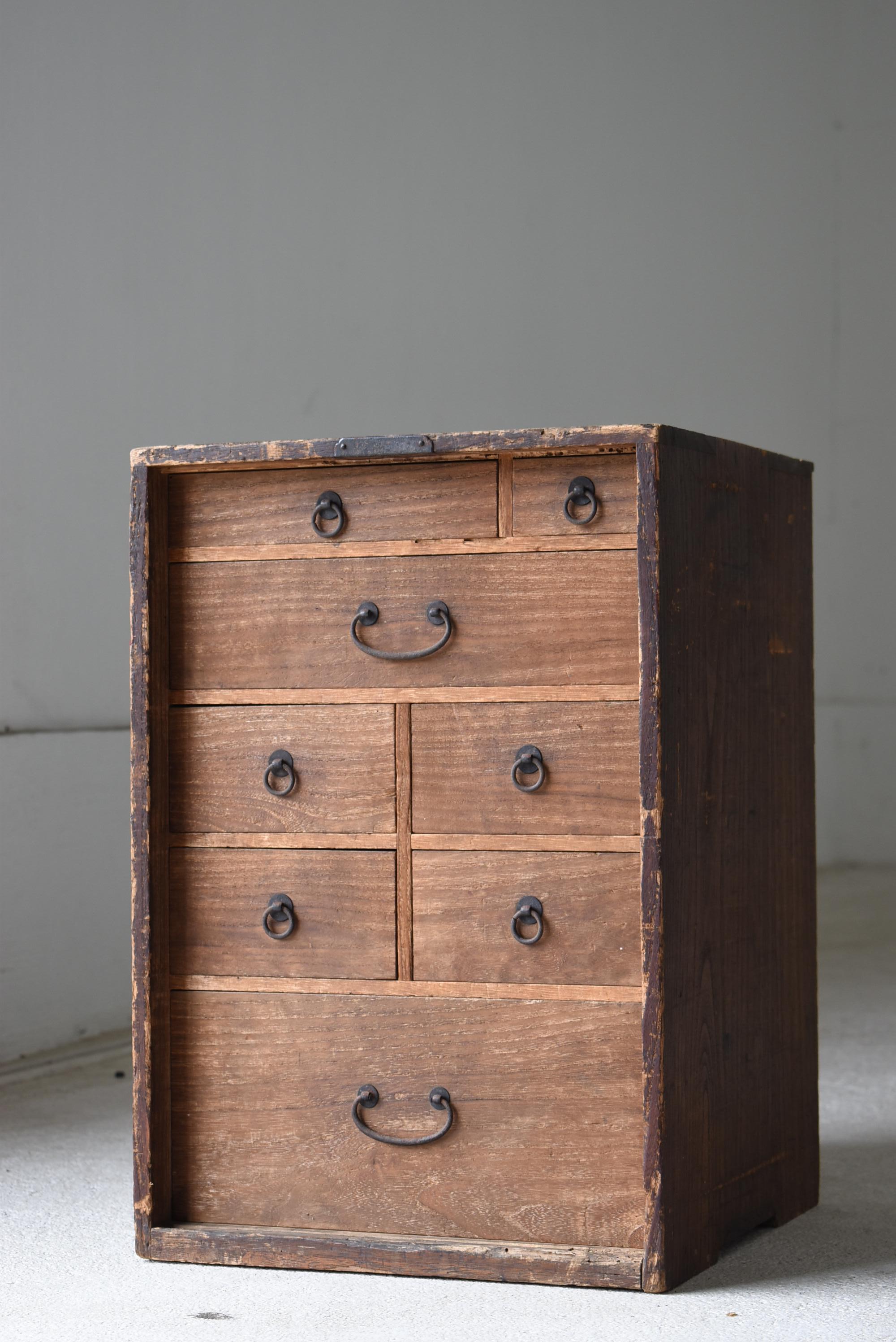 This is a very old Japanese drawer.
It is from the Meiji period (1860s-1900s).
It is made of paulownia wood, a high quality material.

It is a very beautiful drawer.
The design is simple and lean.
It is the ultimate in simplicity.

The