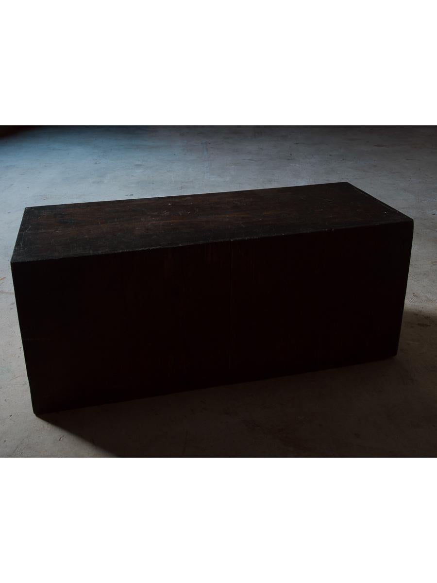Cajón antiguo japonés años 1860-1920 / Acabado urushi negro wabi sabi tansu en venta 1