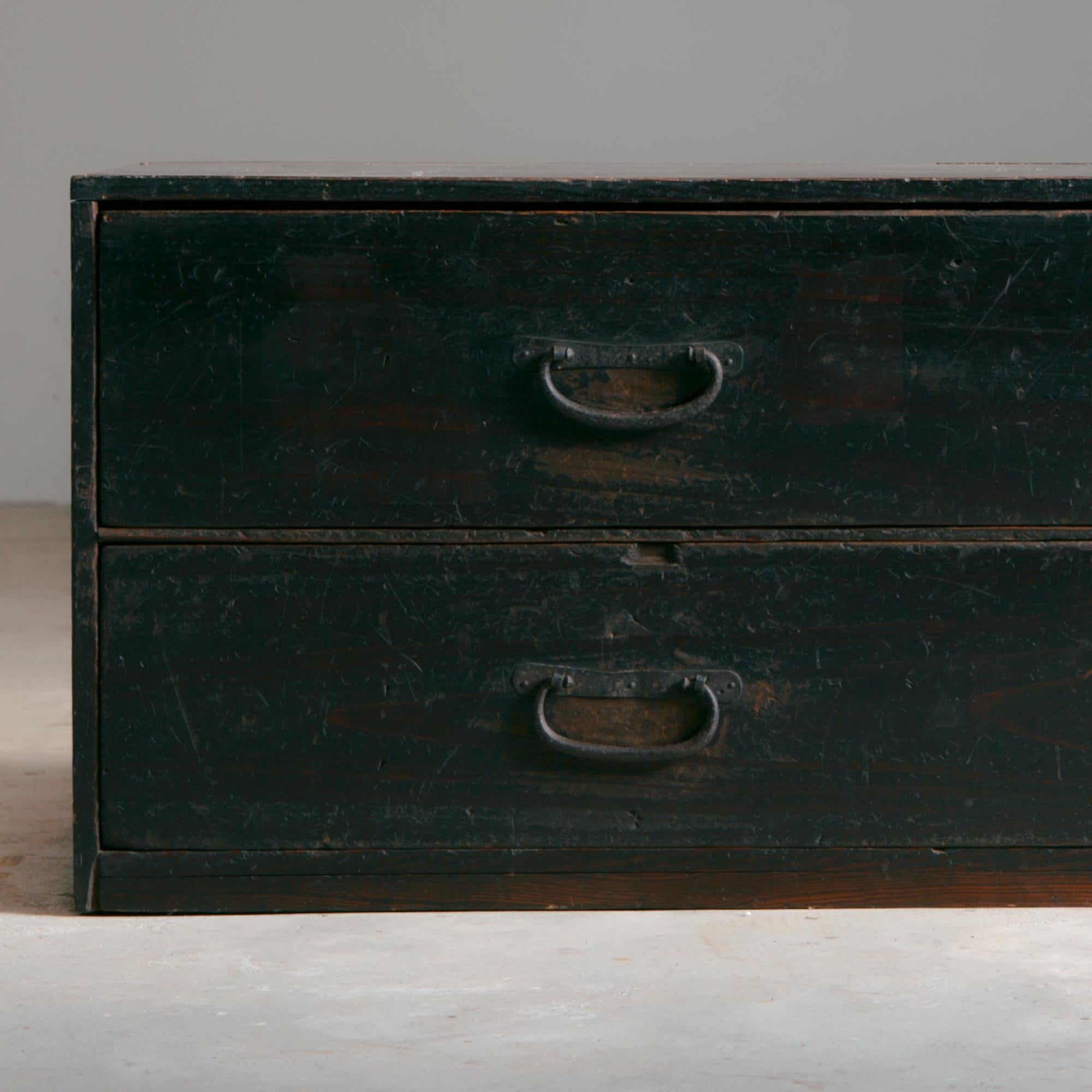 Cajón antiguo japonés años 1860-1920 / Acabado urushi negro wabi sabi tansu Japonés en venta