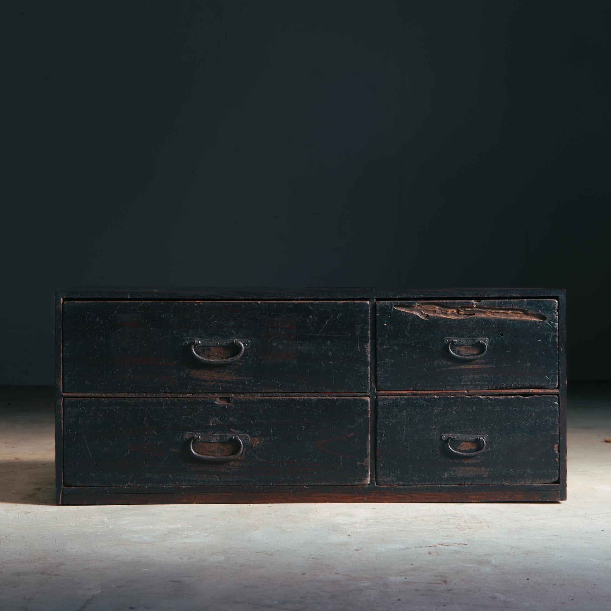 Cajón antiguo japonés años 1860-1920 / Acabado urushi negro wabi sabi tansu en venta 2