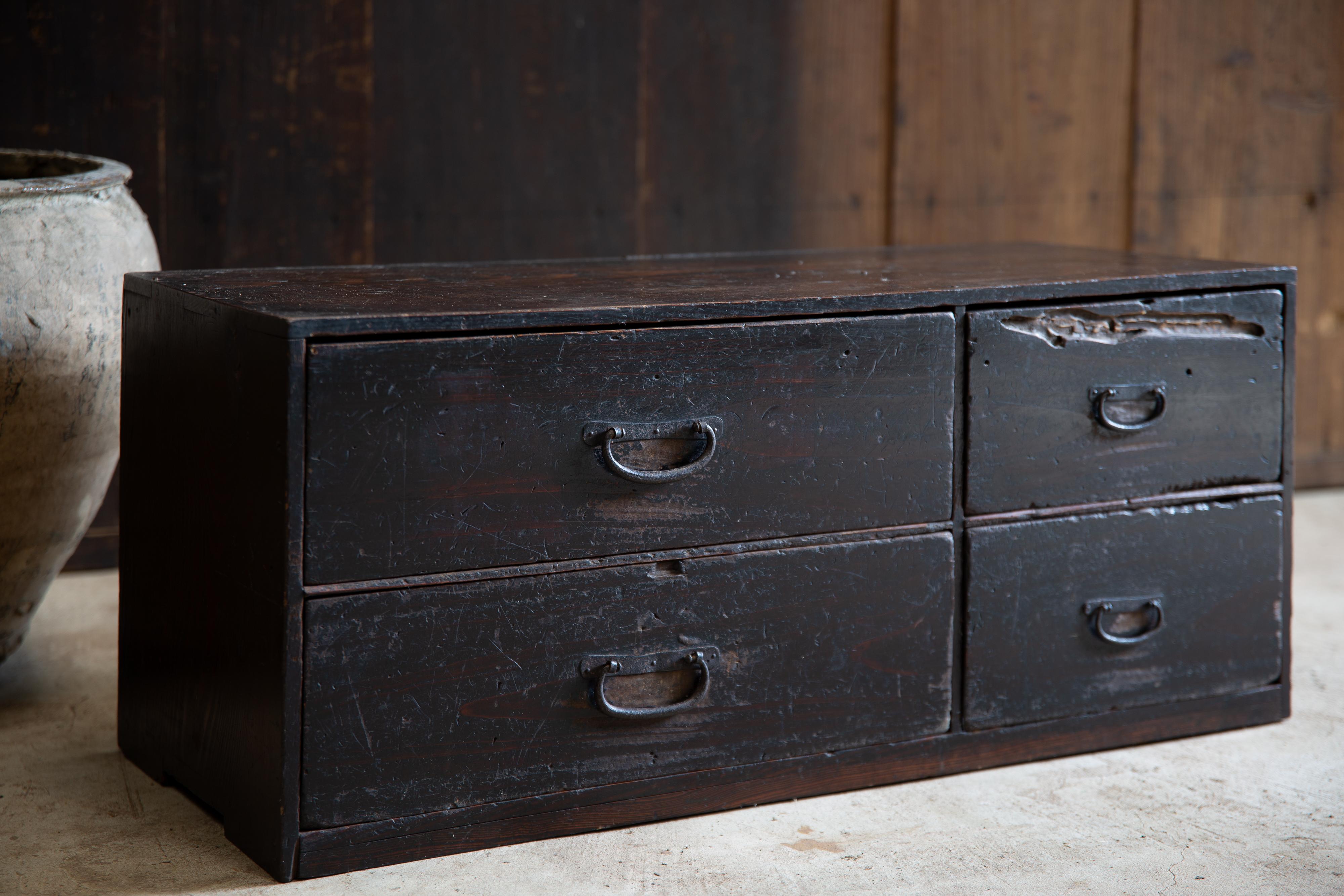 drawer japonais ancien des années 1860-1920 / finition noire urushi wabi sabi tansu en vente 4