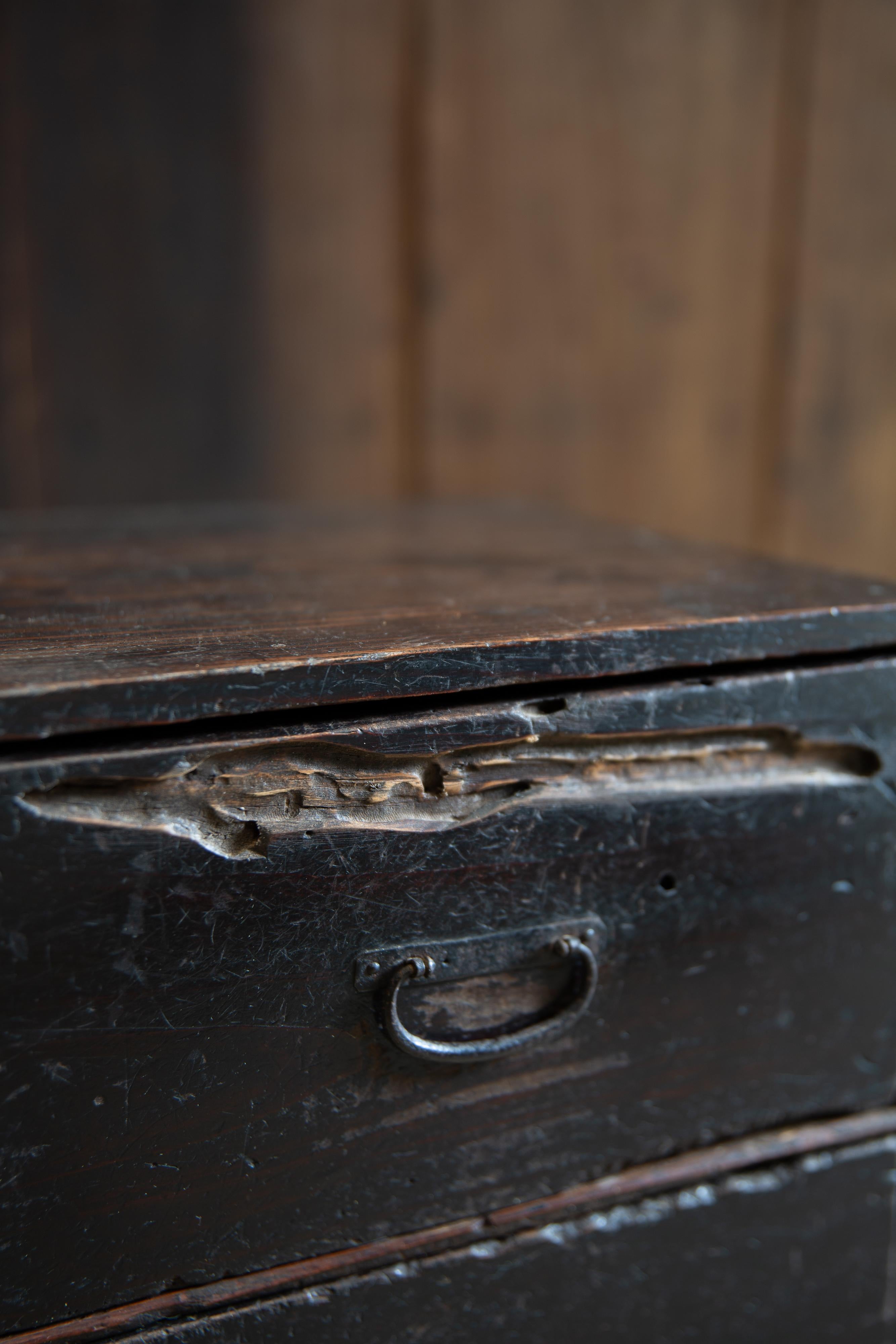 drawer japonais ancien des années 1860-1920 / finition noire urushi wabi sabi tansu en vente 5
