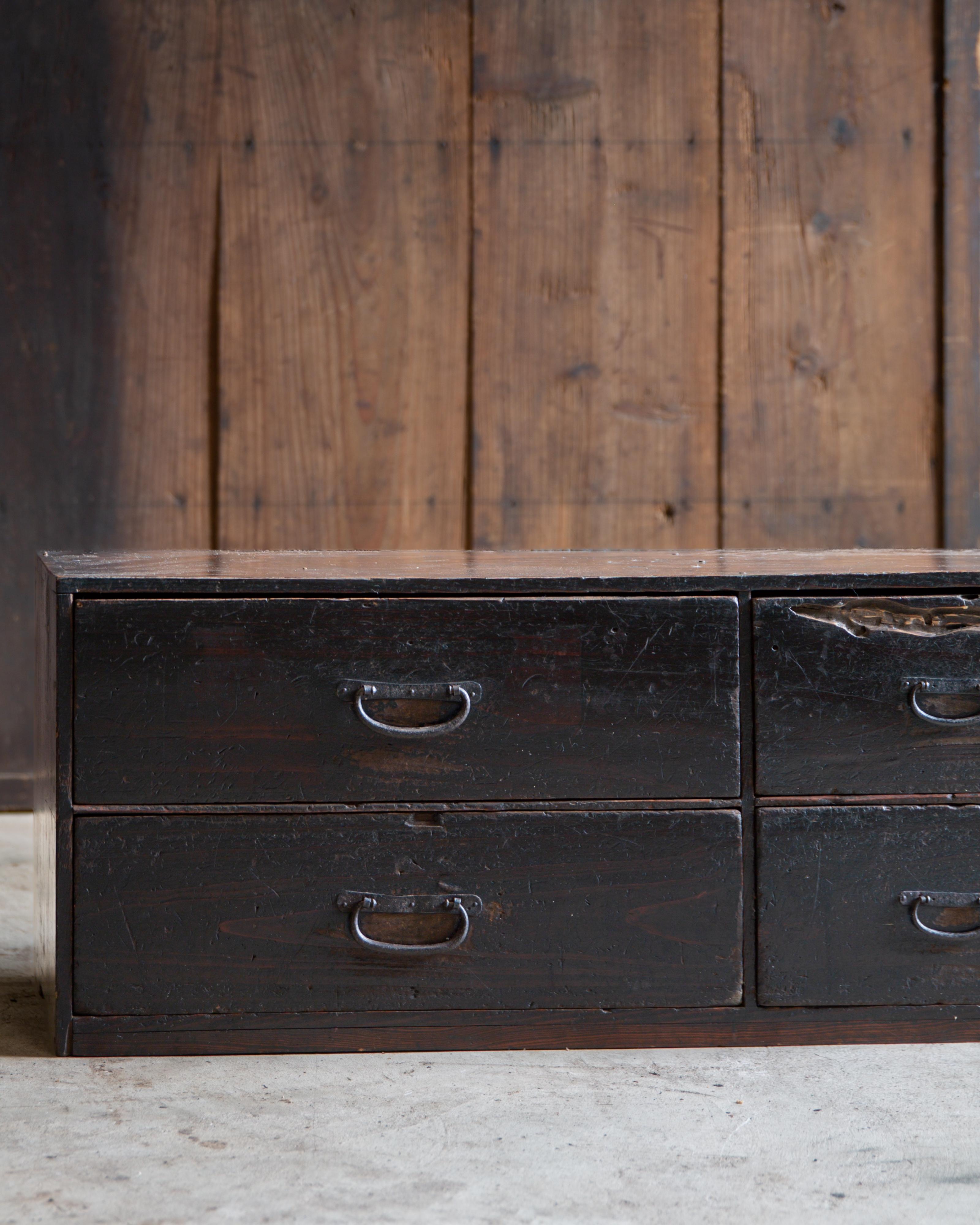 Japonais drawer japonais ancien des années 1860-1920 / finition noire urushi wabi sabi tansu en vente