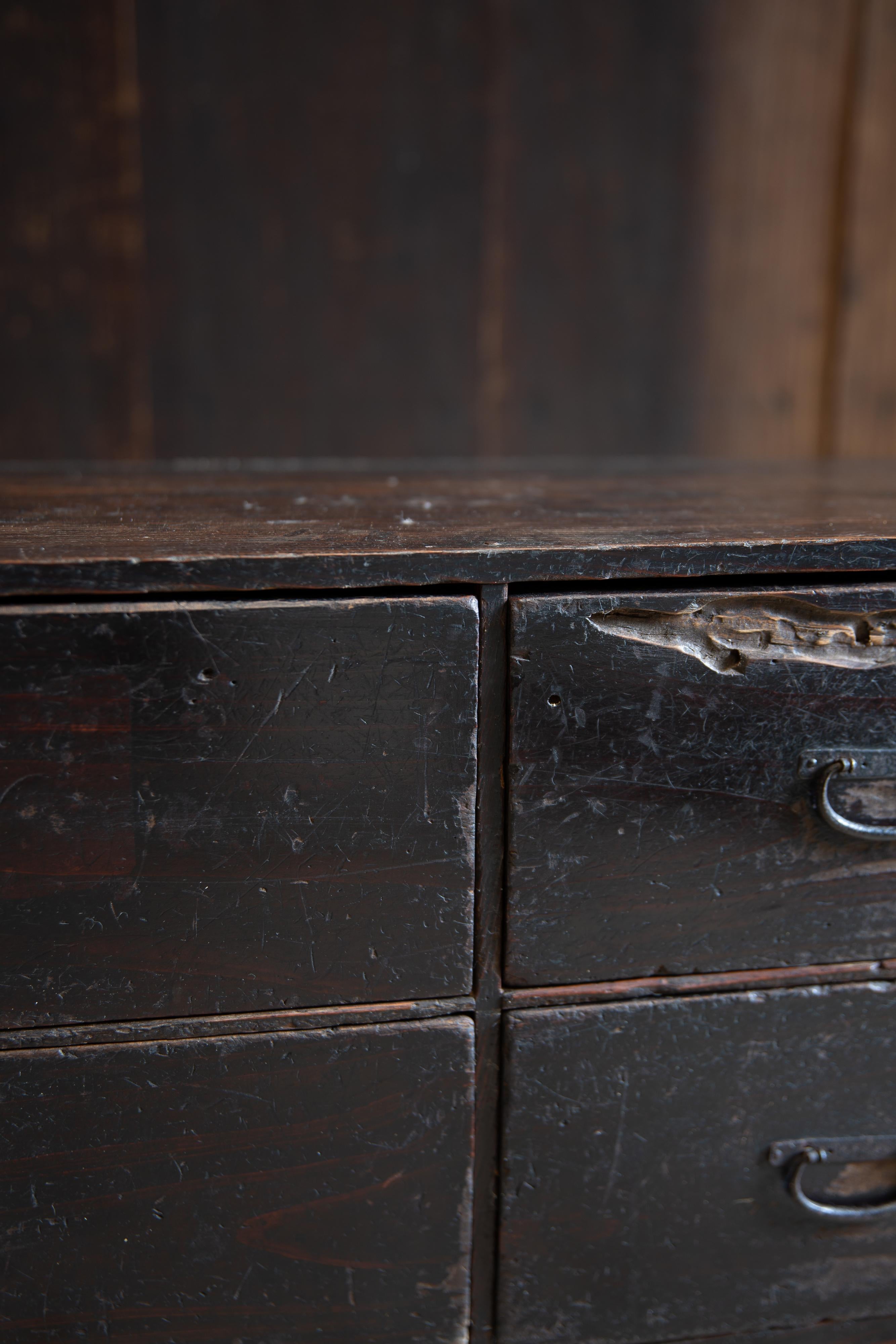 drawer japonais ancien des années 1860-1920 / finition noire urushi wabi sabi tansu en vente 6