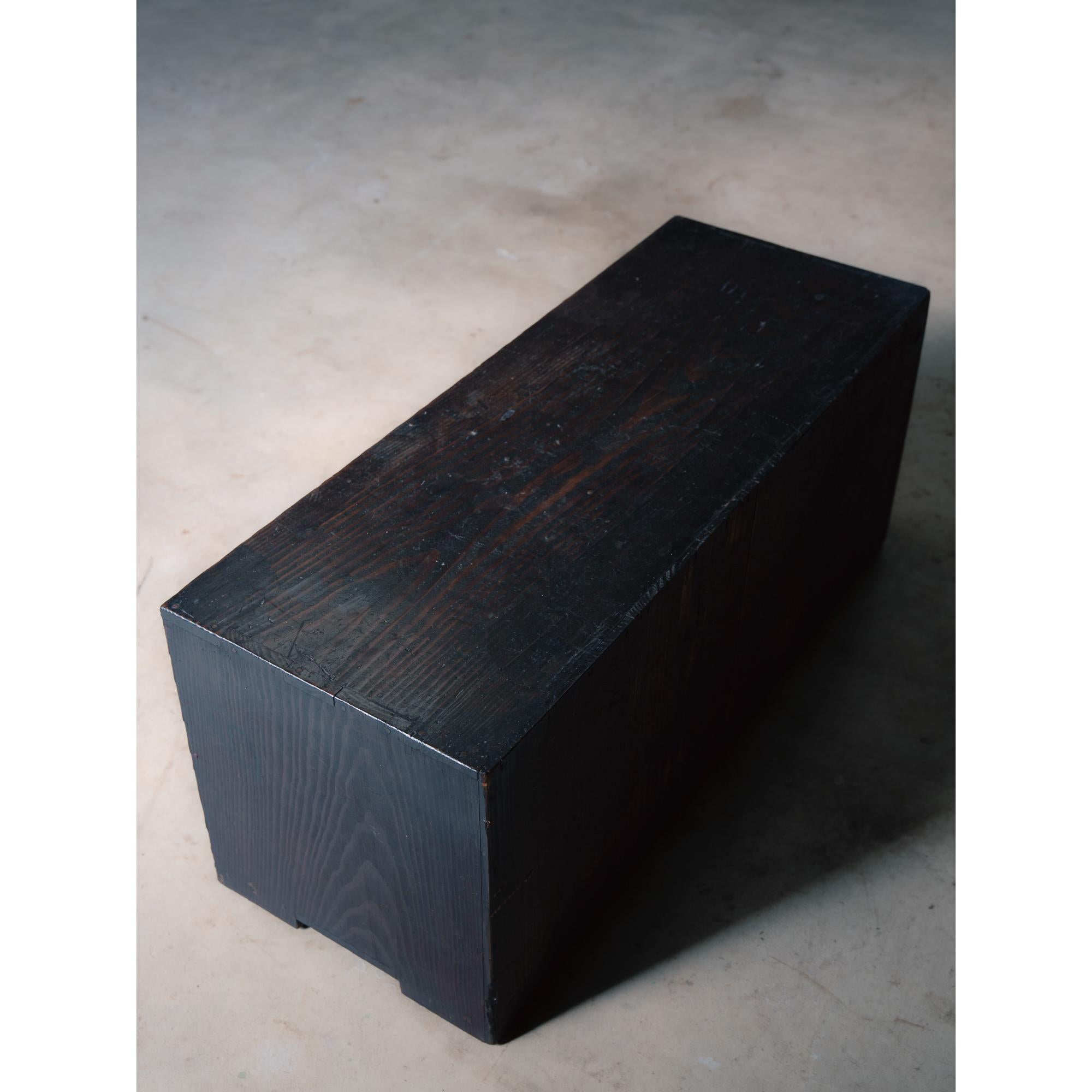 Cajón antiguo japonés años 1860-1920 / Acabado urushi negro wabi sabi tansu en venta 10