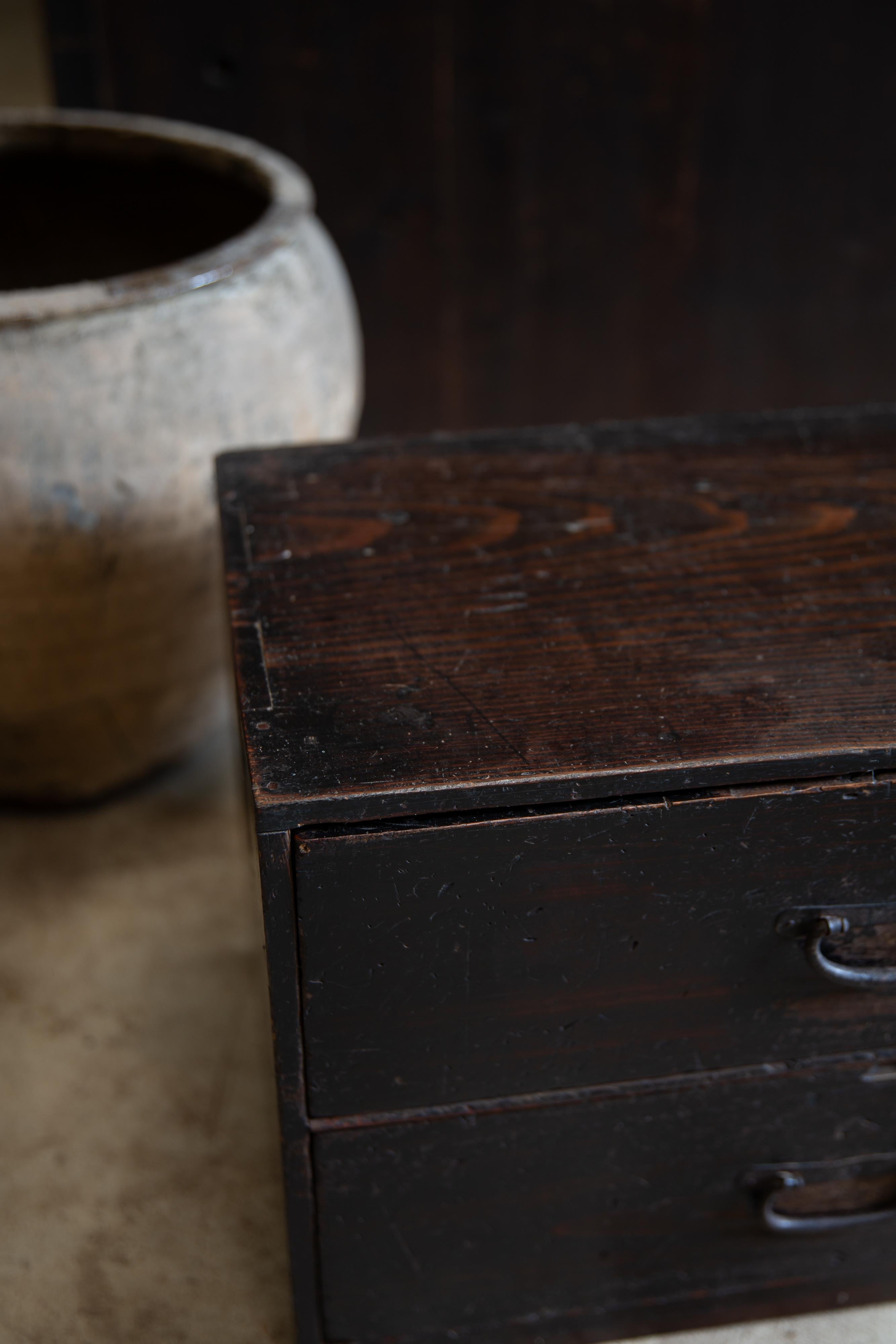 drawer japonais ancien des années 1860-1920 / finition noire urushi wabi sabi tansu en vente 7