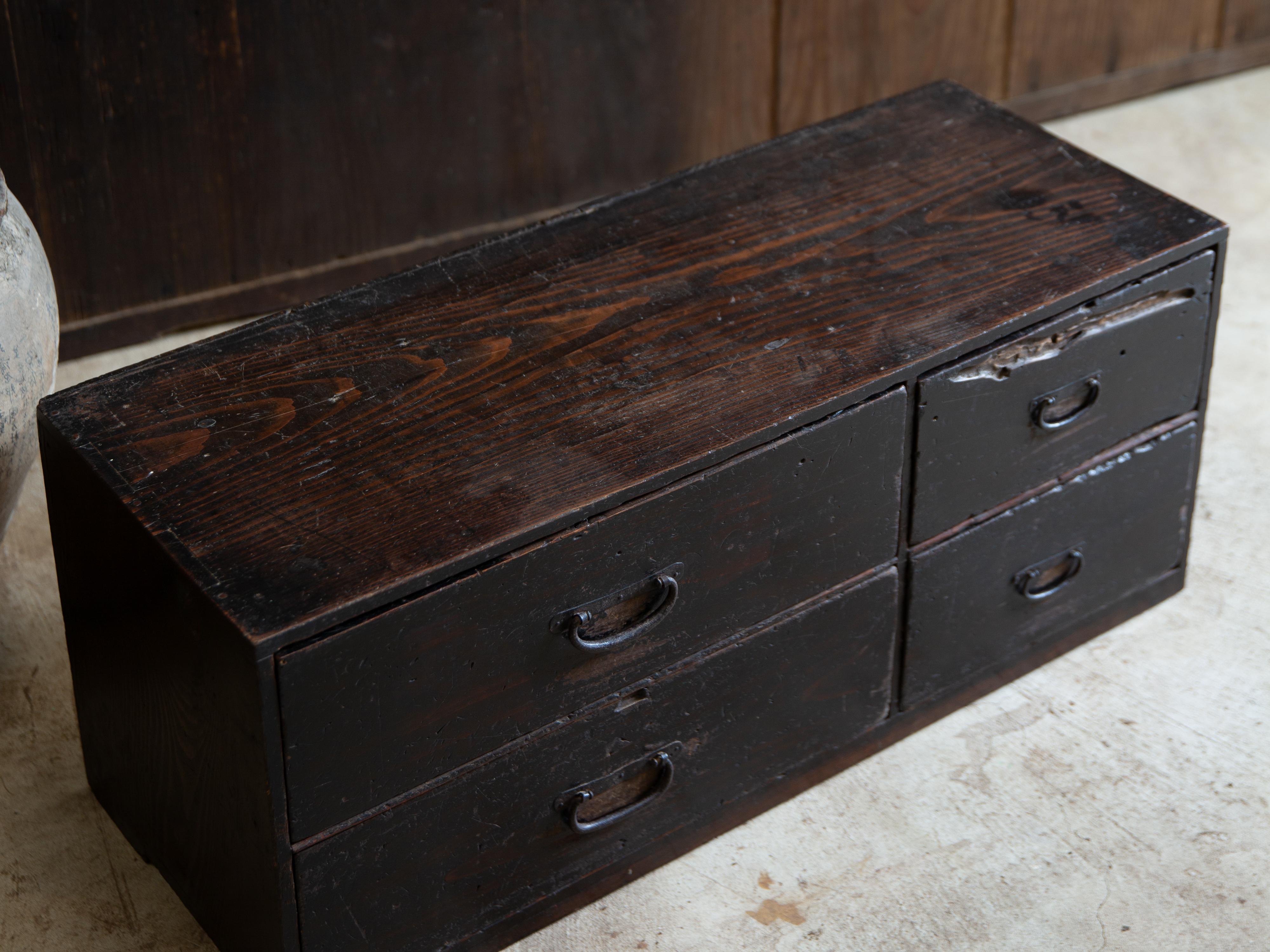 drawer japonais ancien des années 1860-1920 / finition noire urushi wabi sabi tansu en vente 8