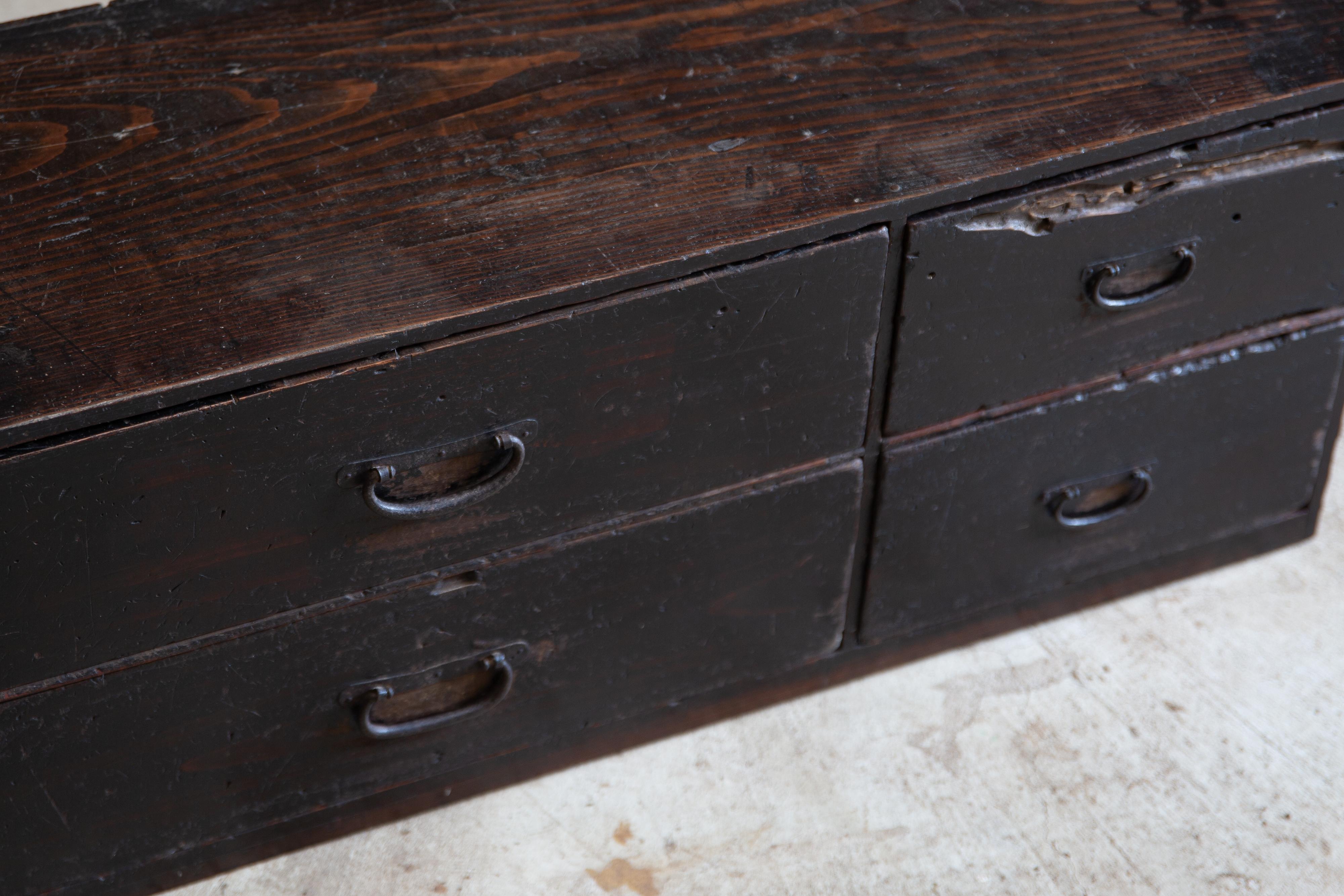 drawer japonais ancien des années 1860-1920 / finition noire urushi wabi sabi tansu en vente 9