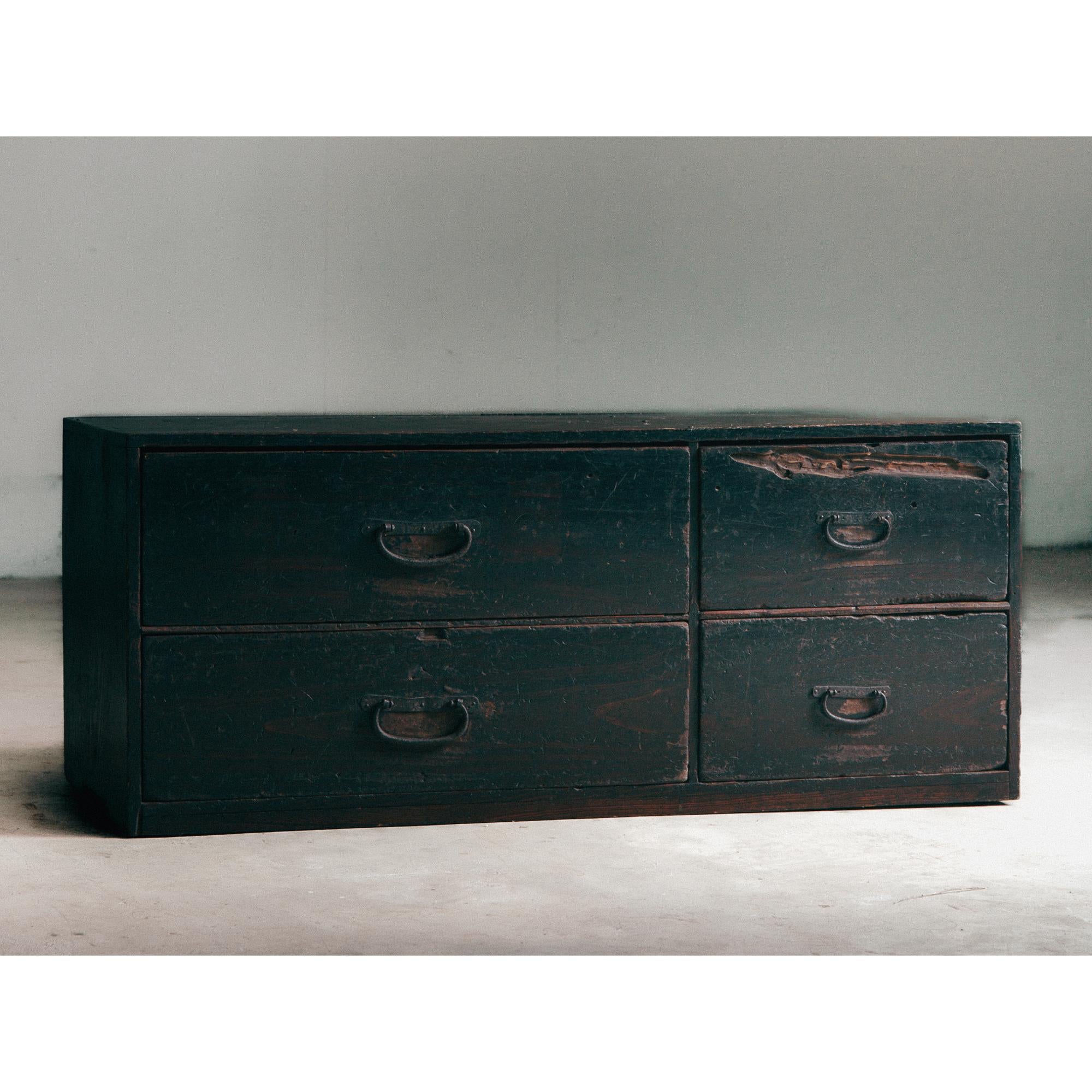Antiguo tansu de tamaño medio con 4 cajones - producto del periodo Meiji a Taisho (estimado 1868-1926). 
Fabricado con carpintería tradicional conjuntamente sin cierre metálico. 
Acabado con laca urushi negra: es original, se conserva en buen