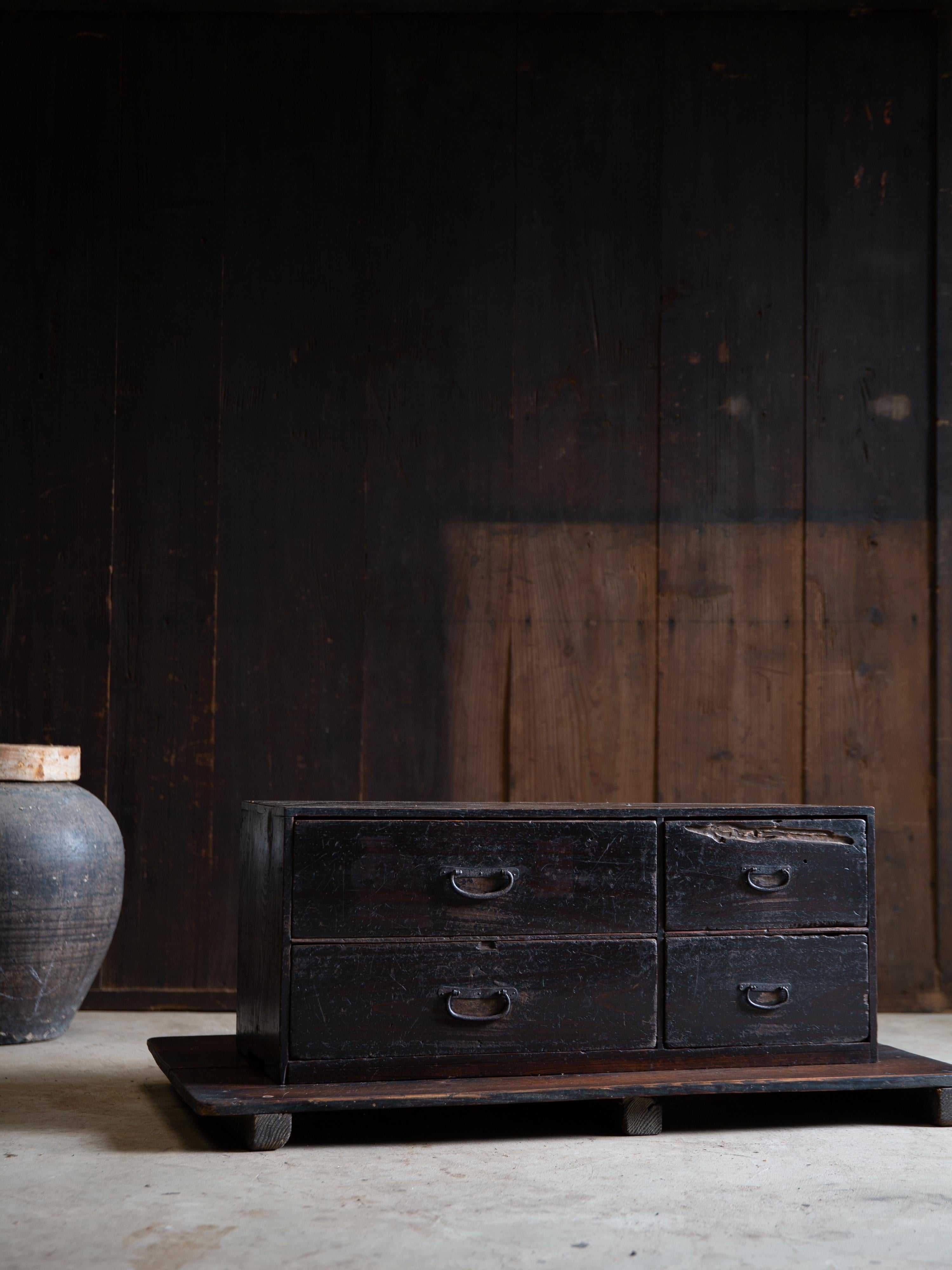 Meiji drawer japonais ancien des années 1860-1920 / finition noire urushi wabi sabi tansu en vente