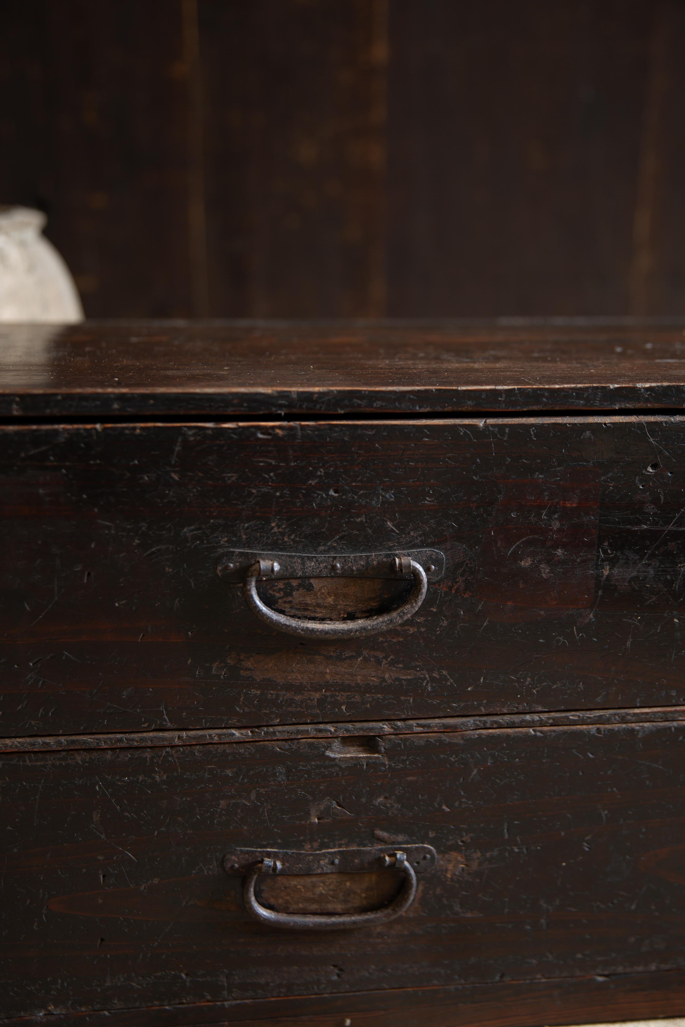 drawer japonais ancien des années 1860-1920 / finition noire urushi wabi sabi tansu en vente 12