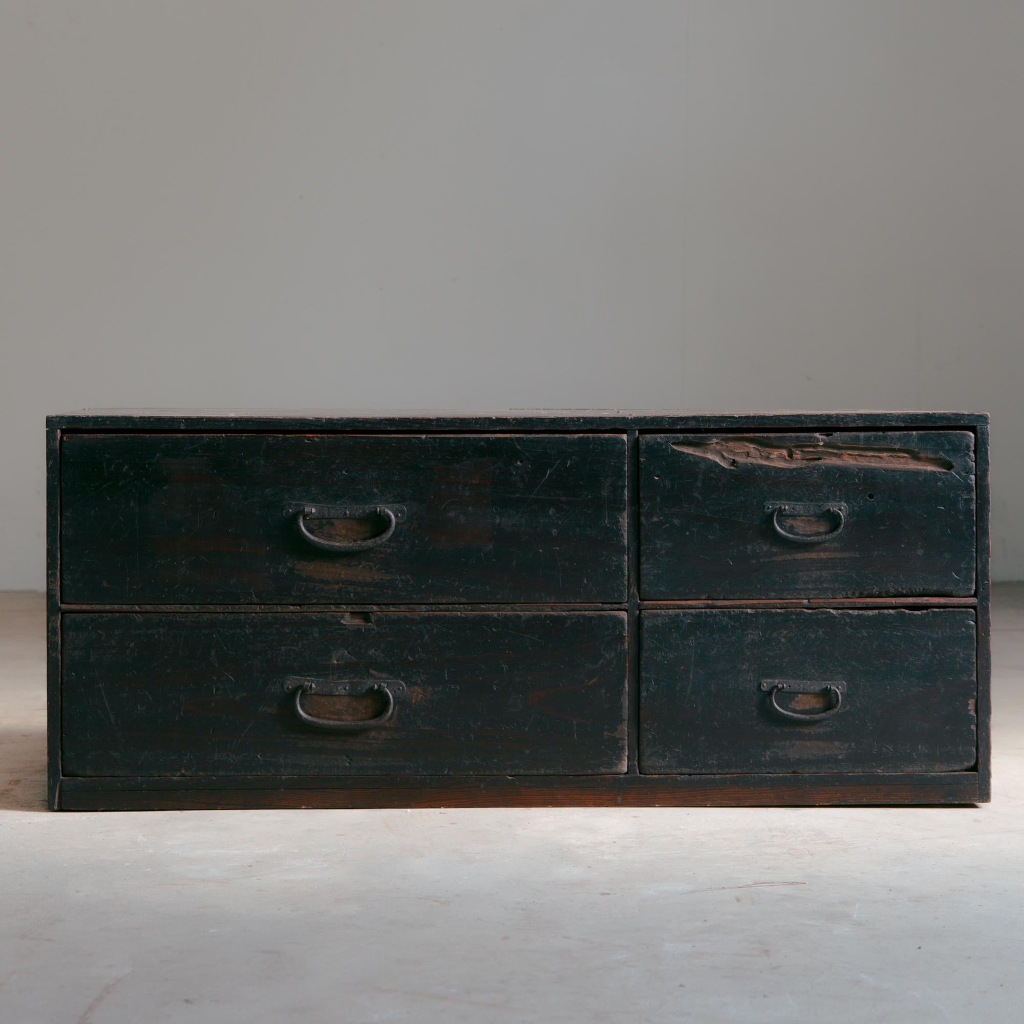 Cajón antiguo japonés años 1860-1920 / Acabado urushi negro wabi sabi tansu Lacado en venta
