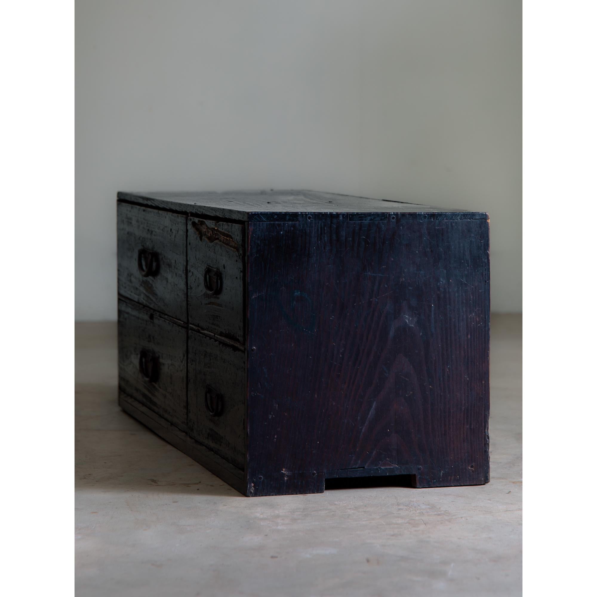 Cajón antiguo japonés años 1860-1920 / Acabado urushi negro wabi sabi tansu en Bueno estado para la venta en 常陸大宮市, JP