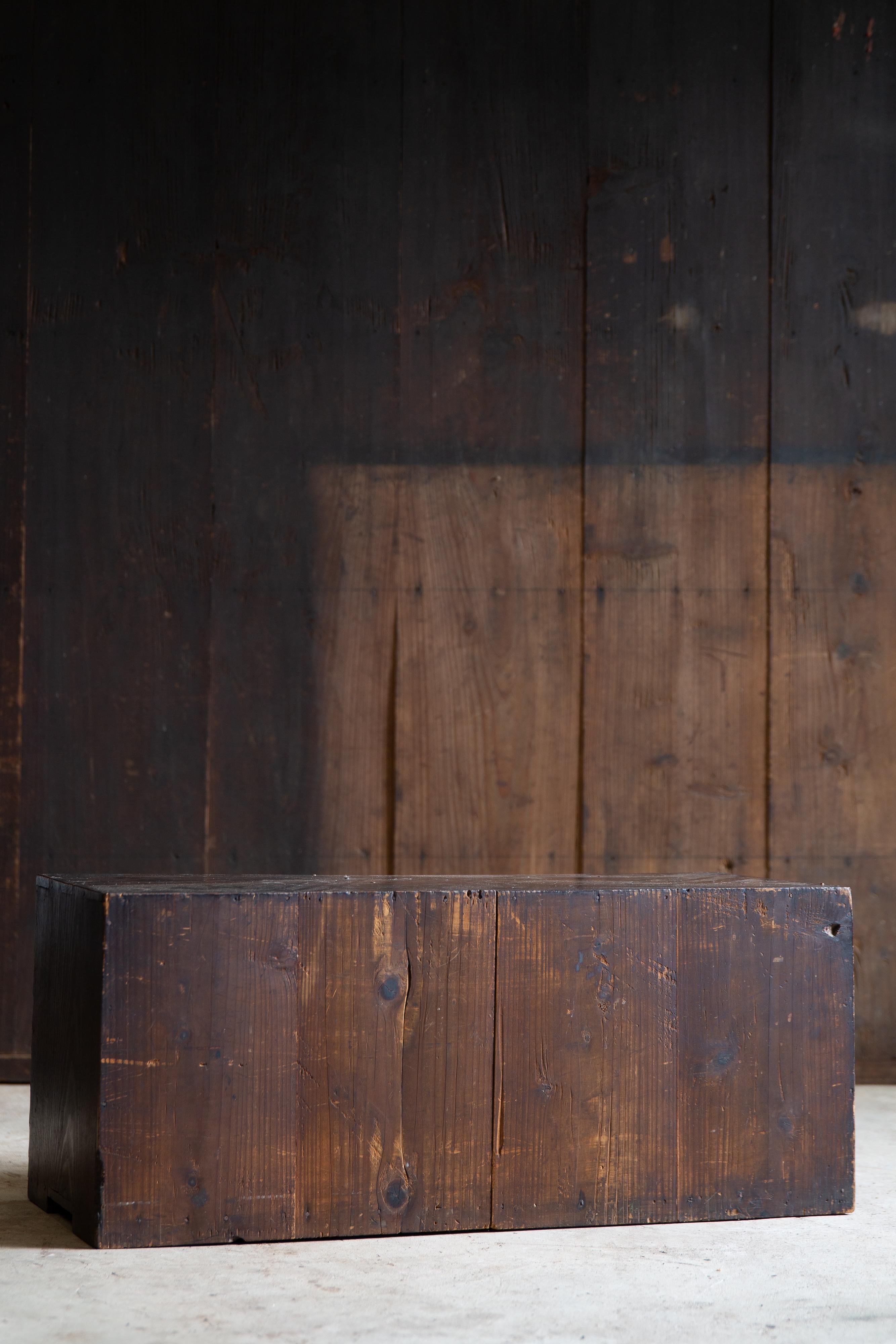 Laqué drawer japonais ancien des années 1860-1920 / finition noire urushi wabi sabi tansu en vente