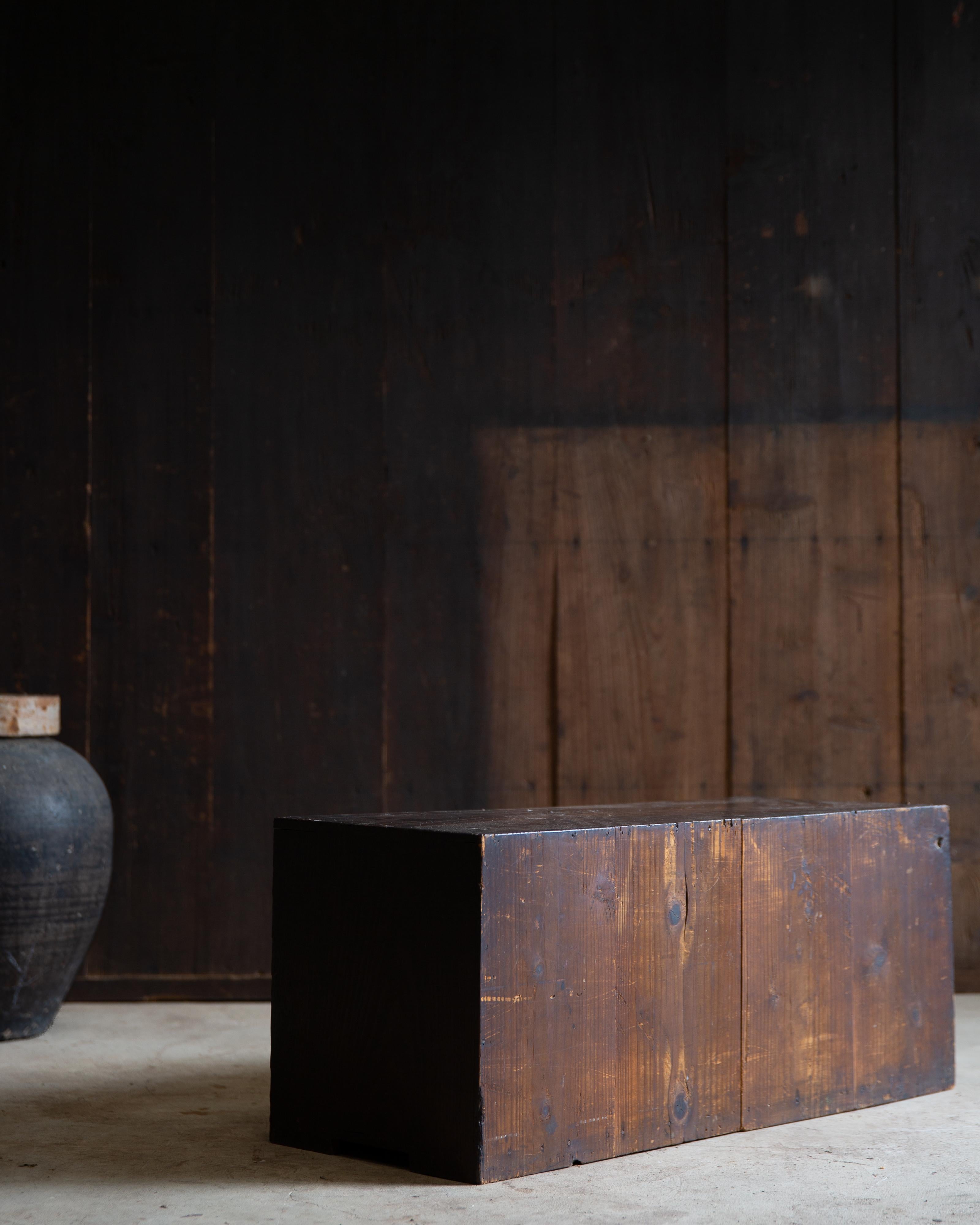 drawer japonais ancien des années 1860-1920 / finition noire urushi wabi sabi tansu Bon état - En vente à 常陸大宮市, JP