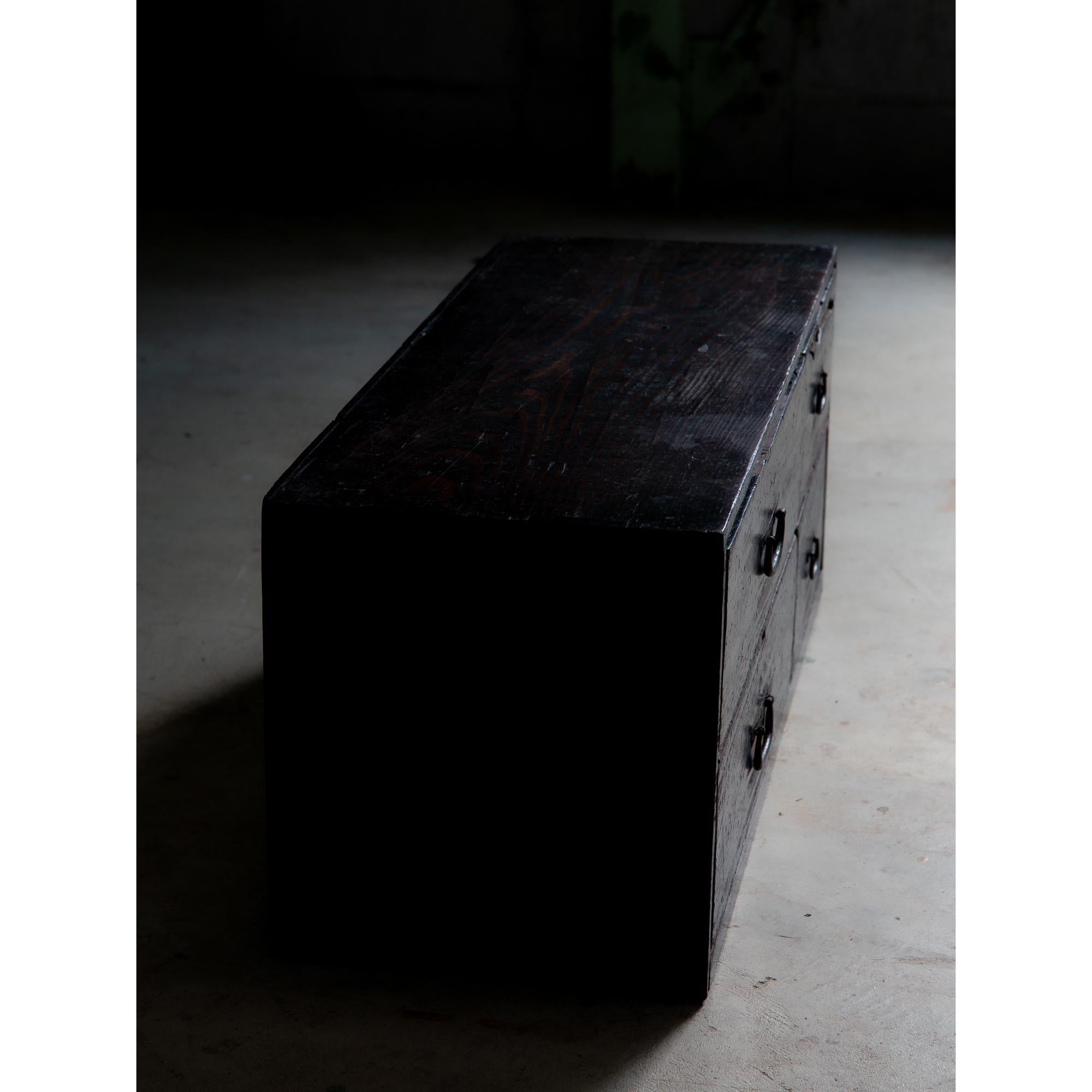 Cajón antiguo japonés años 1860-1920 / Acabado urushi negro wabi sabi tansu en venta 4