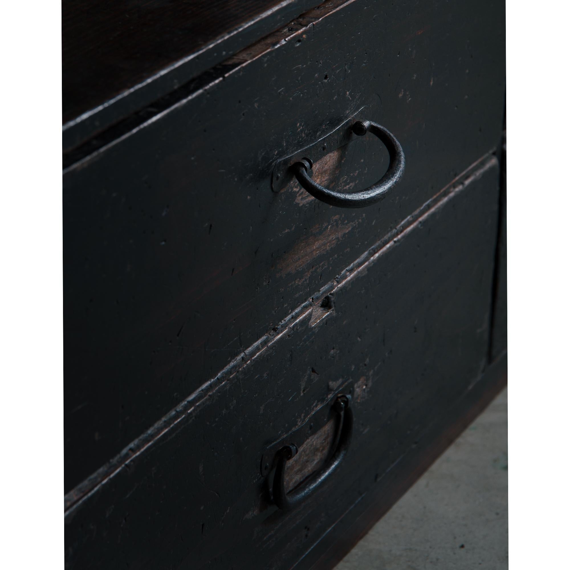 Cajón antiguo japonés años 1860-1920 / Acabado urushi negro wabi sabi tansu en venta 5