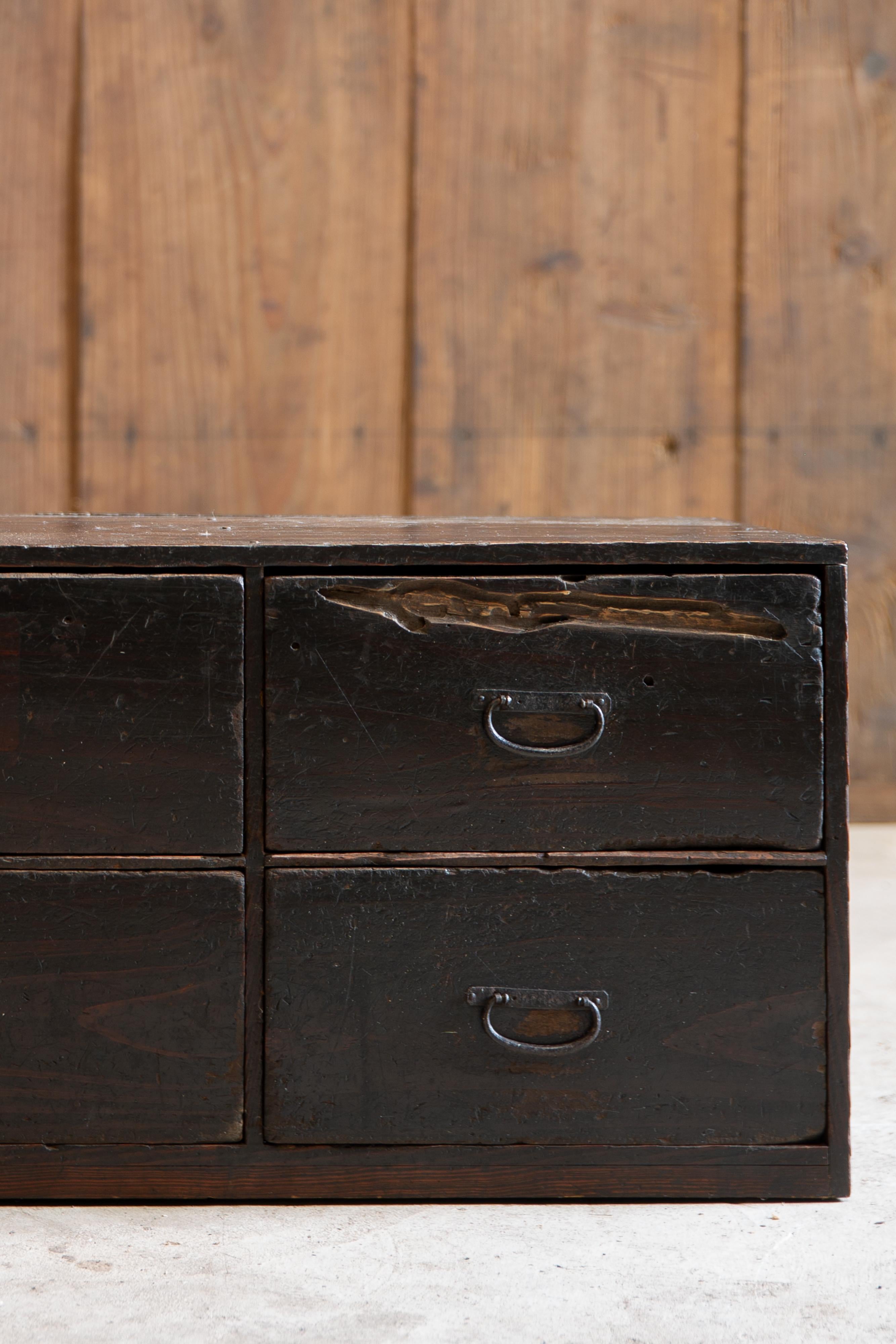 drawer japonais ancien des années 1860-1920 / finition noire urushi wabi sabi tansu en vente 2