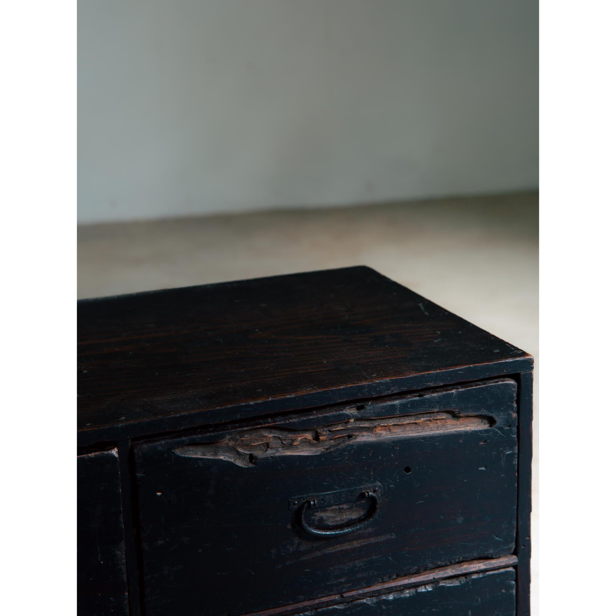 Cajón antiguo japonés años 1860-1920 / Acabado urushi negro wabi sabi tansu en venta 6